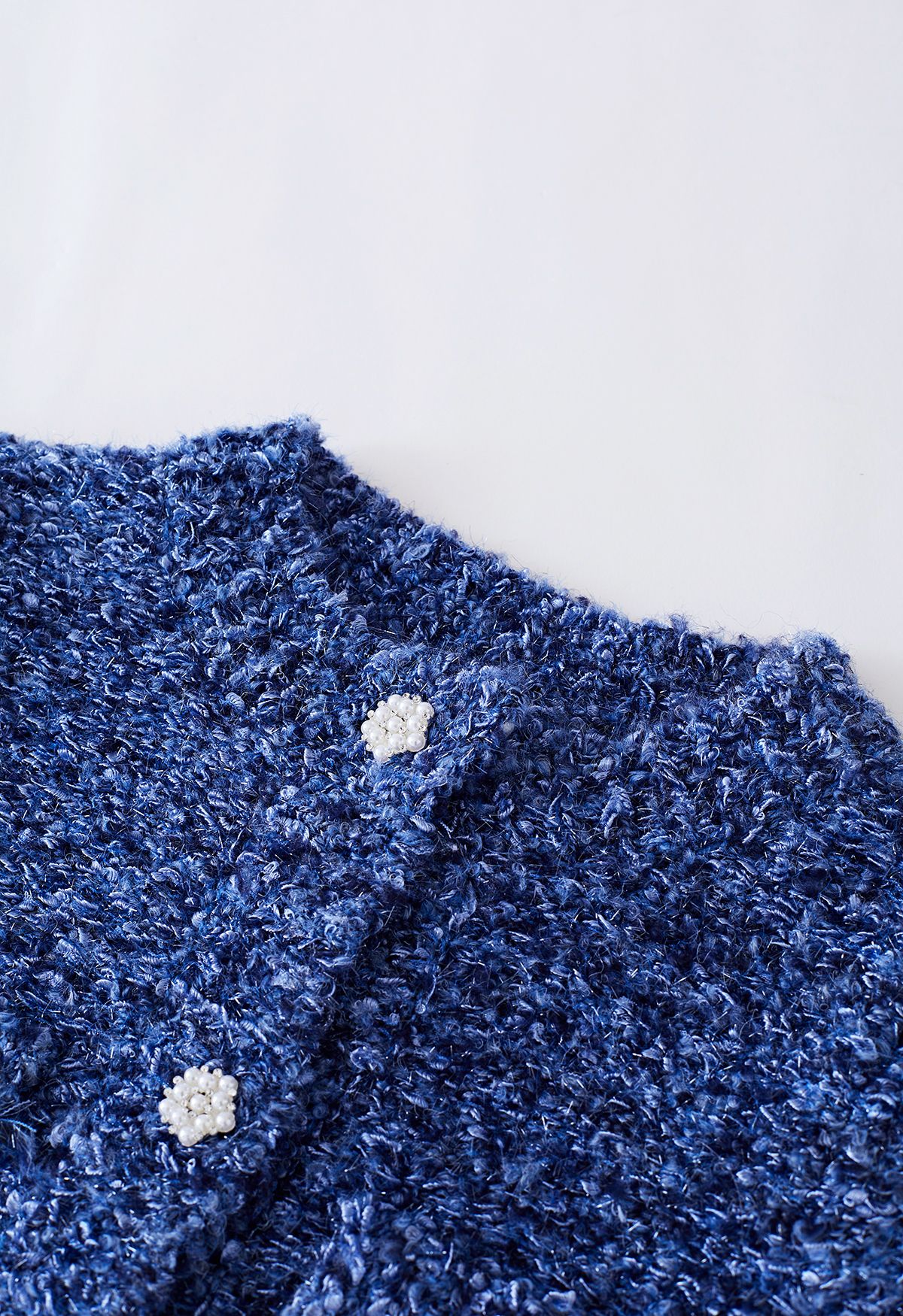 Schimmernder Fuzzy-Crop-Cardigan mit Perlmuttknöpfen in Blau
