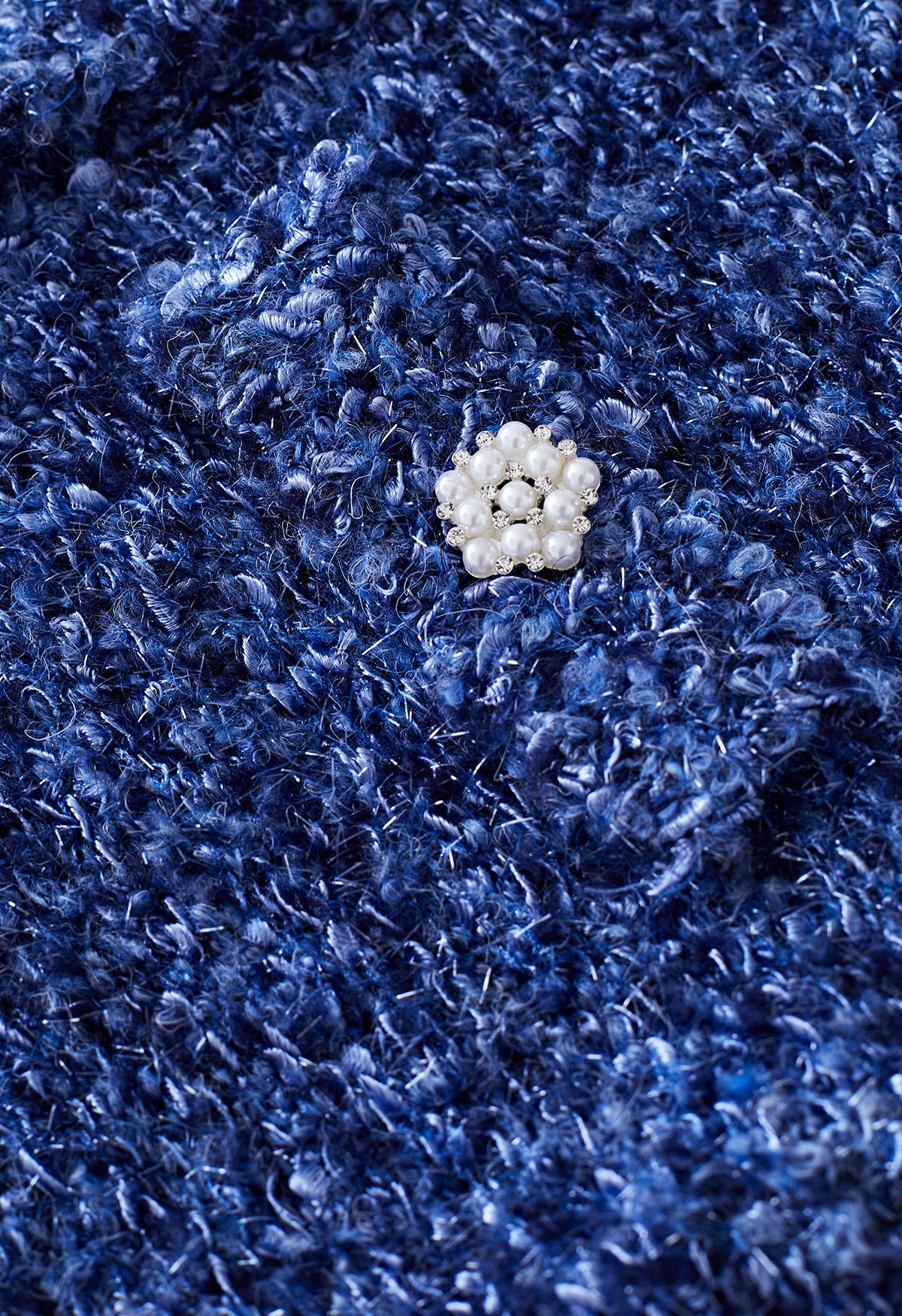 Schimmernder Fuzzy-Crop-Cardigan mit Perlmuttknöpfen in Blau