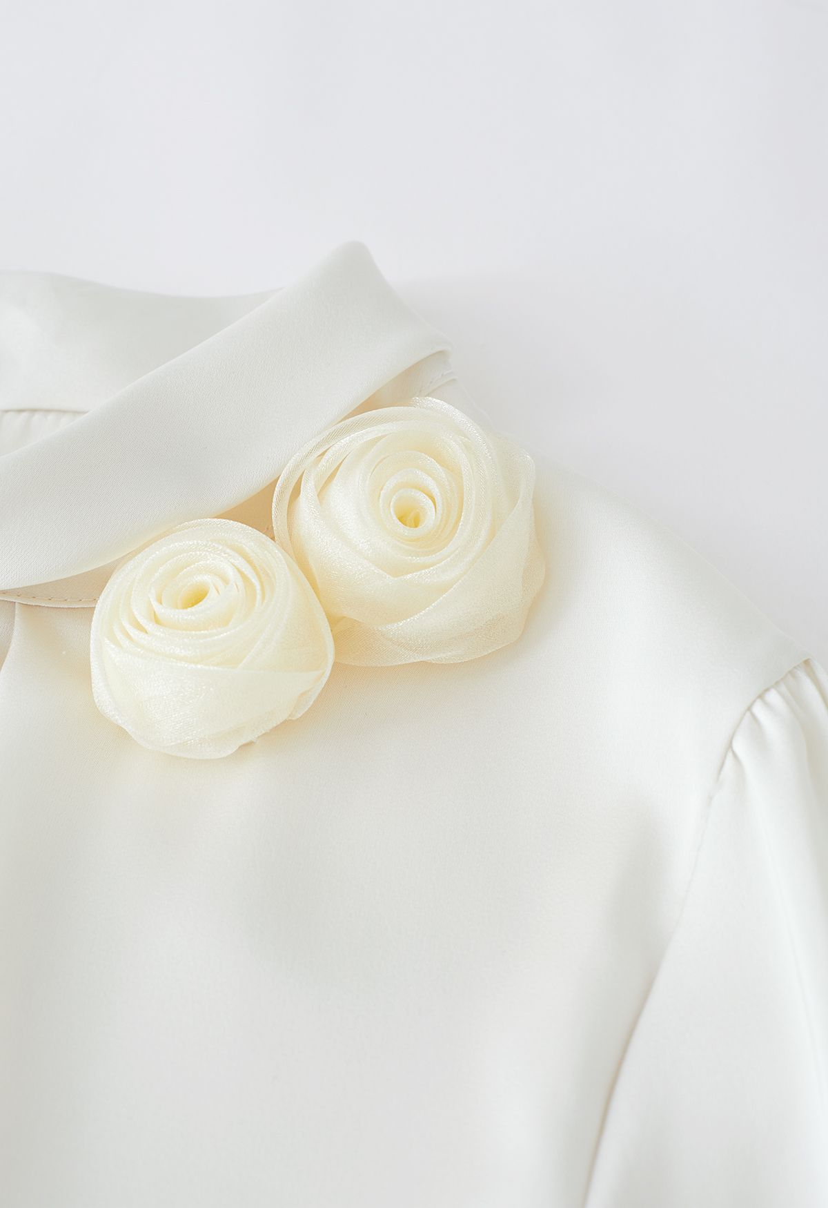 Rose Brooch Mock Neck Satin Shirt in Weiß
