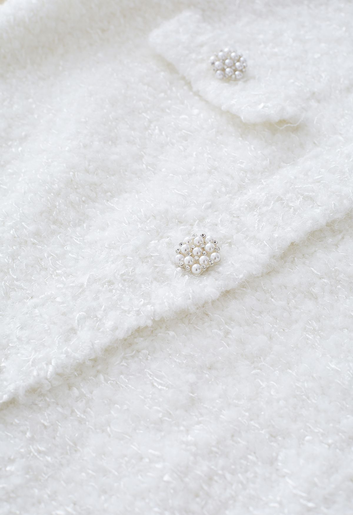 Schimmernder Fuzzy-Crop-Cardigan mit Perlmuttknöpfen in Weiß