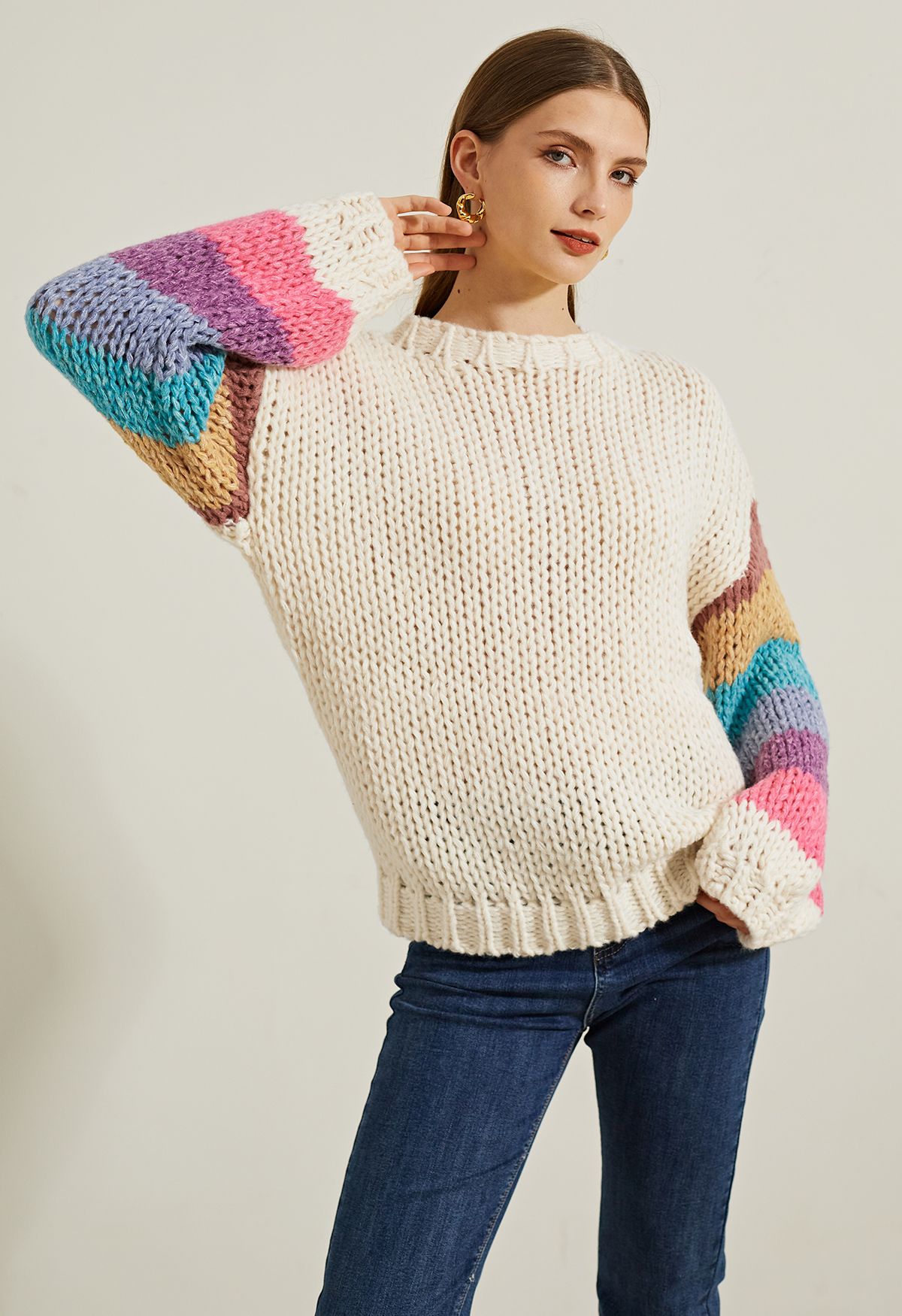 Handgestrickter Pullover mit Colorblock-Ärmeln