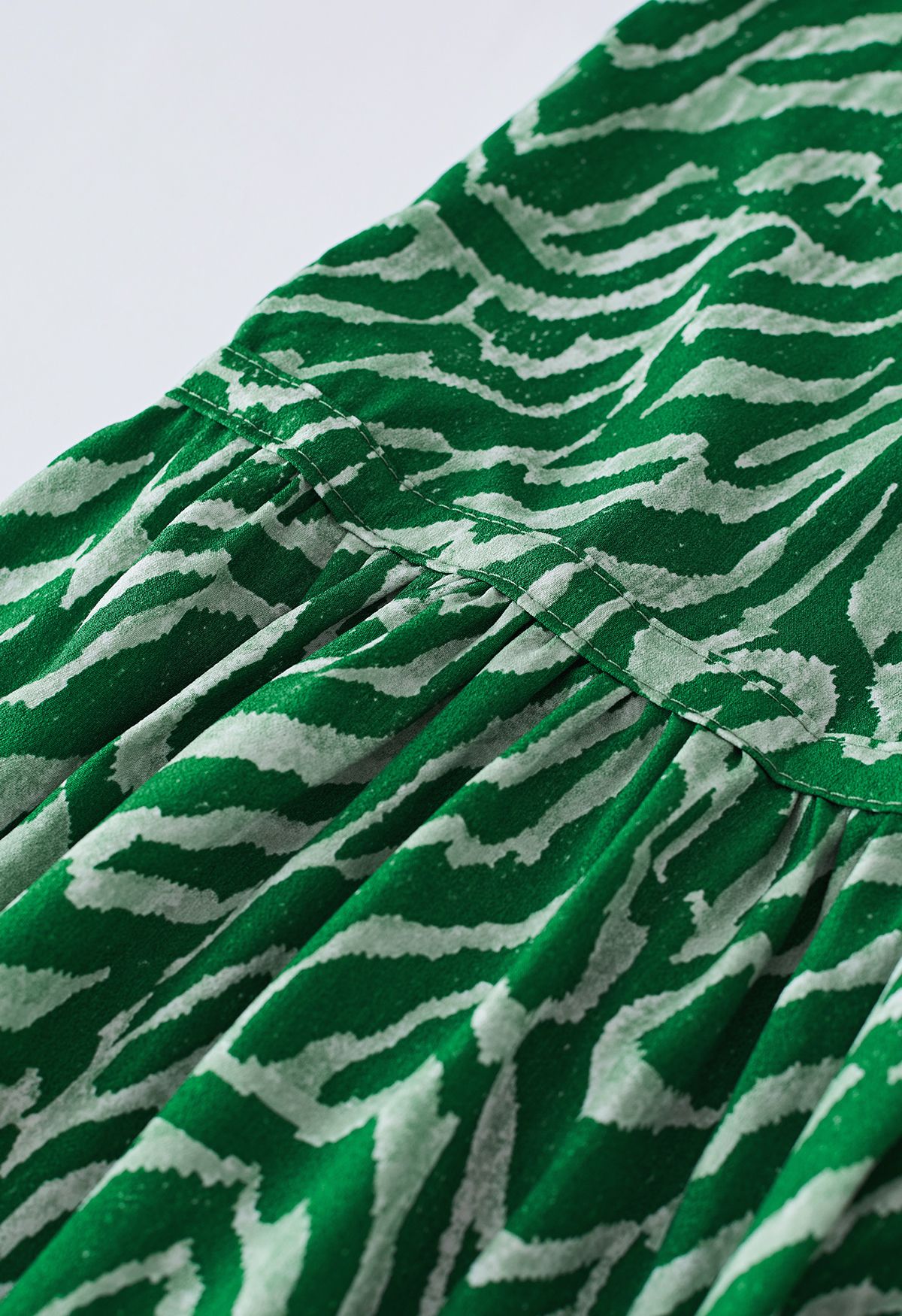 Midikleid mit V-Ausschnitt und Zebra-Print in Grün