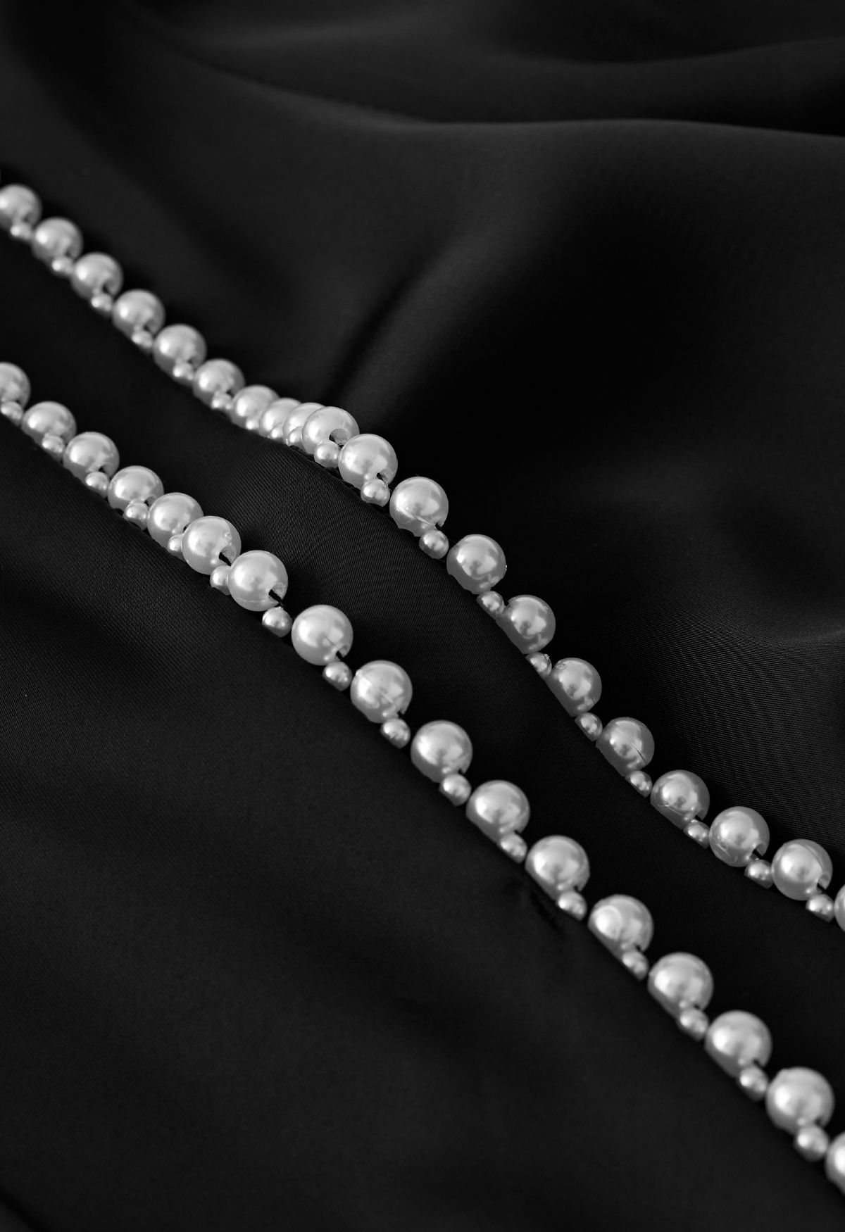 Gewickeltes Satin-Midikleid mit Perlenbesatz in Schwarz