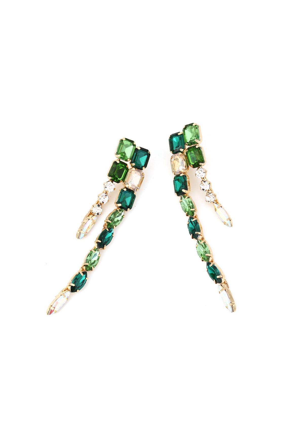 Lange Ohrringe mit Smaragd-Edelsteinen verbinden