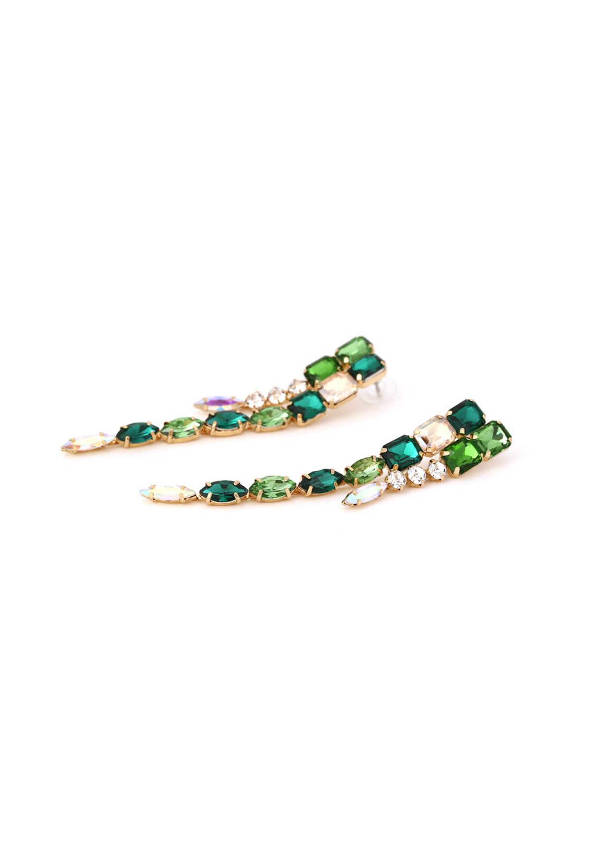Lange Ohrringe mit Smaragd-Edelsteinen verbinden