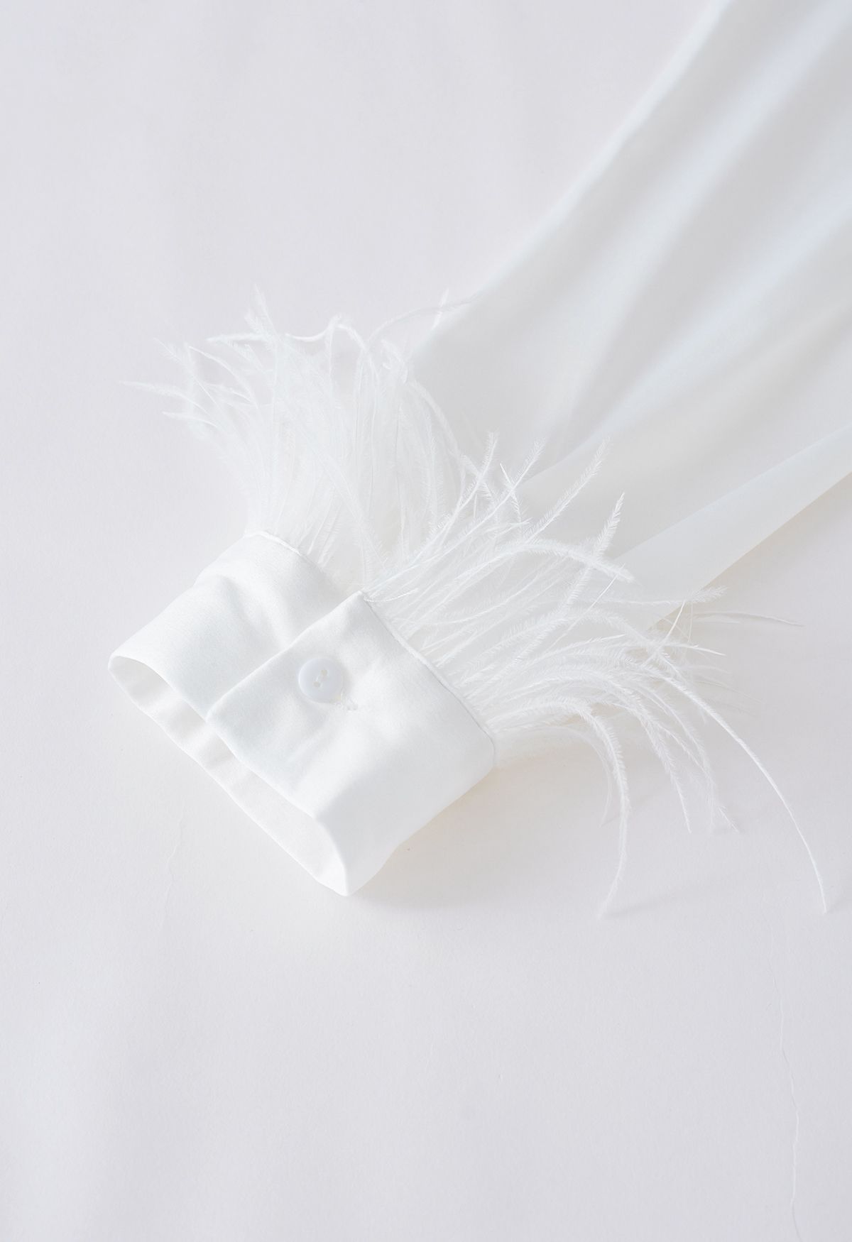 Satinhemd mit Federbesatz an den Manschetten in Weiß