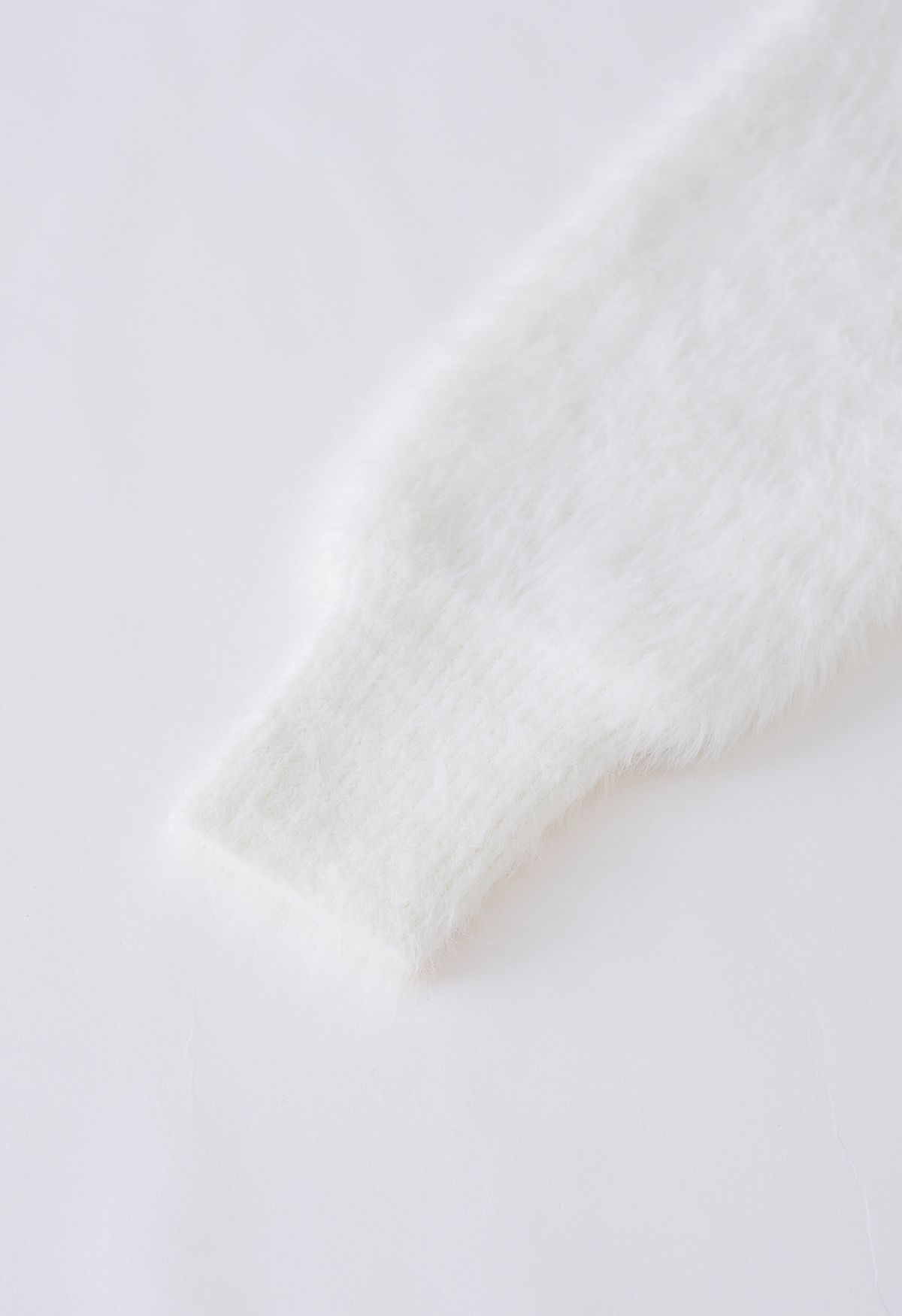 Bowknot Brooch Fuzzy Knit Cardigan in Weiß