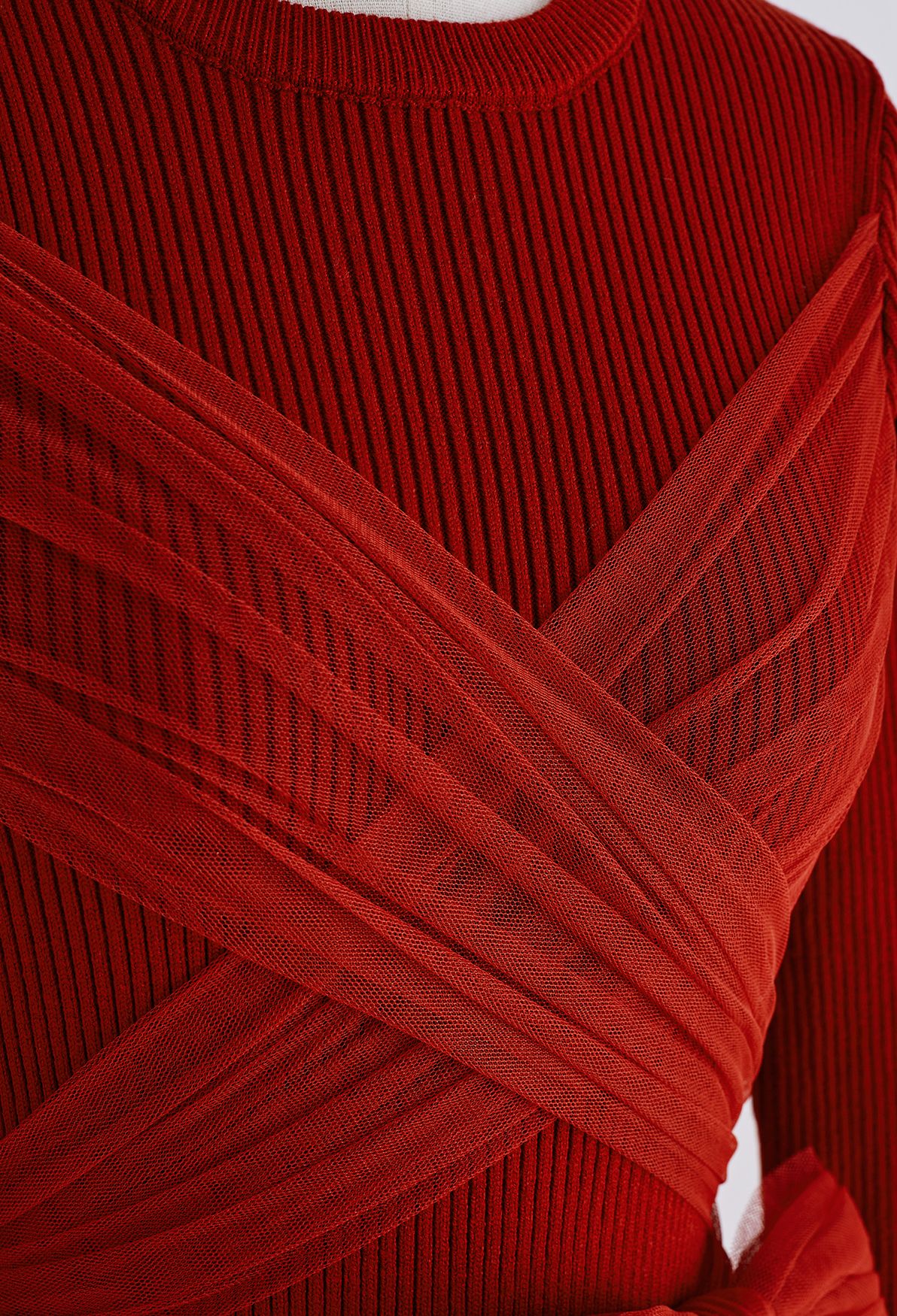 Geripptes Strickkleid mit Netzschleife zum Binden in Rot