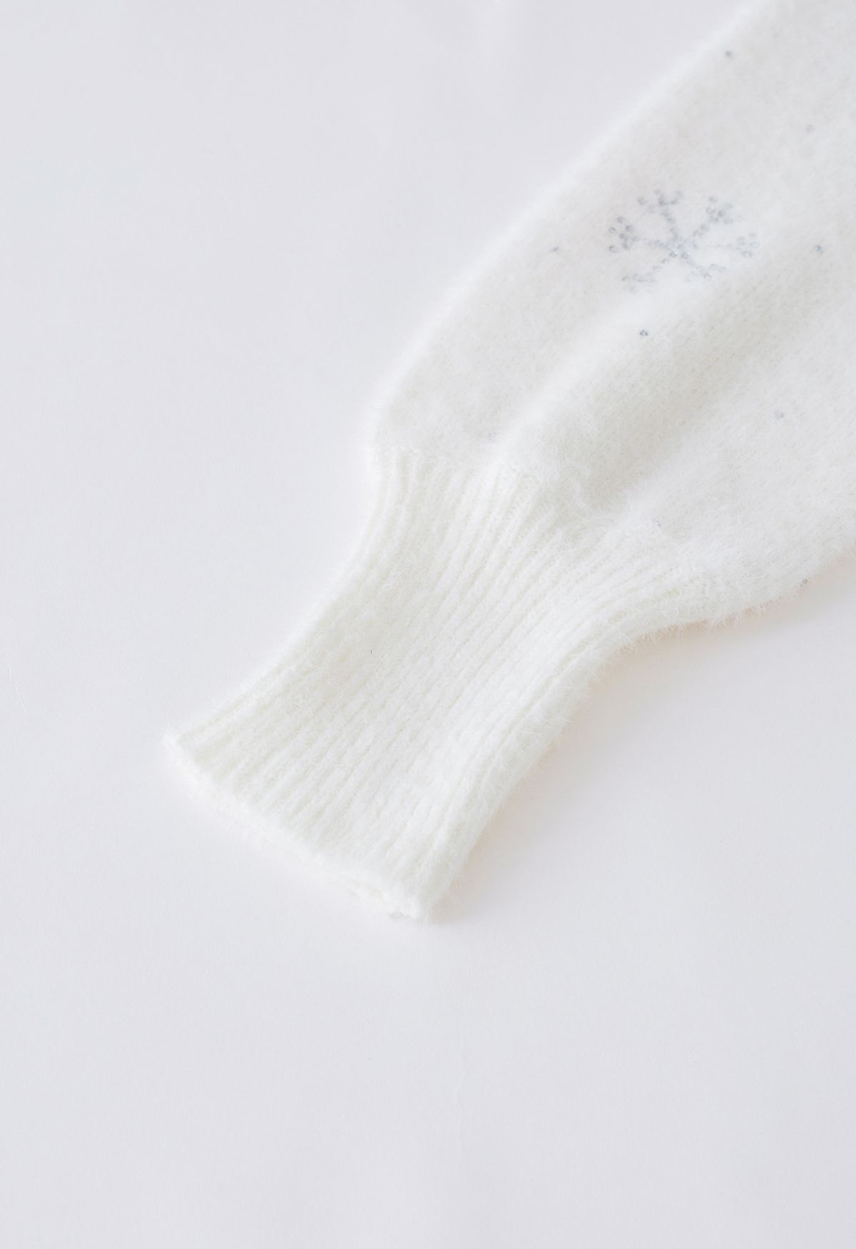 Strass-Schneeflocken-Rollkragen-Fuzzy-Strickkleid in Weiß
