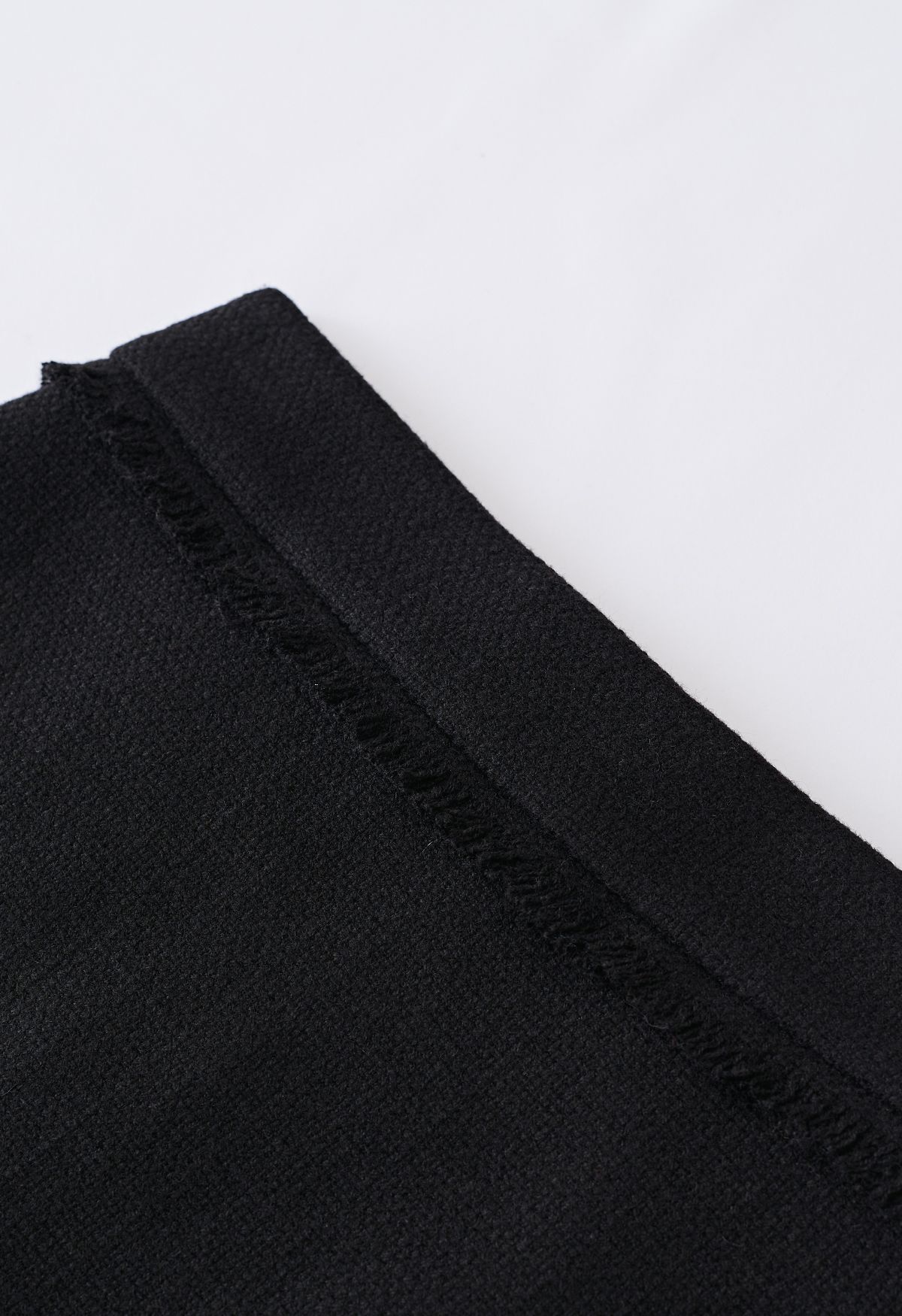 Knospenrock aus Tweed mit Fransenbesatz in Schwarz