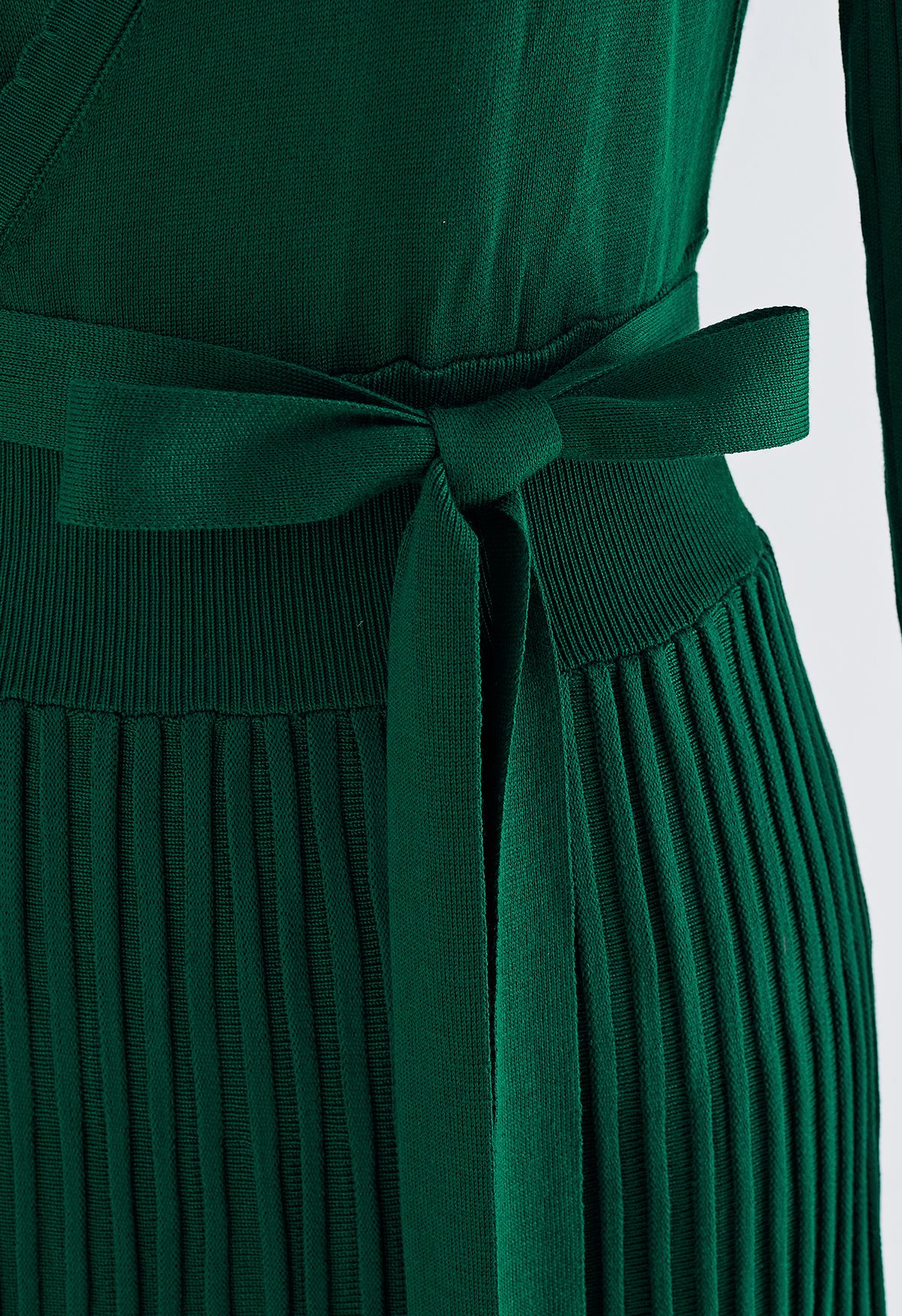 Umfassen Sie ein geschmeidiges Strickkleid in Smaragdgrün