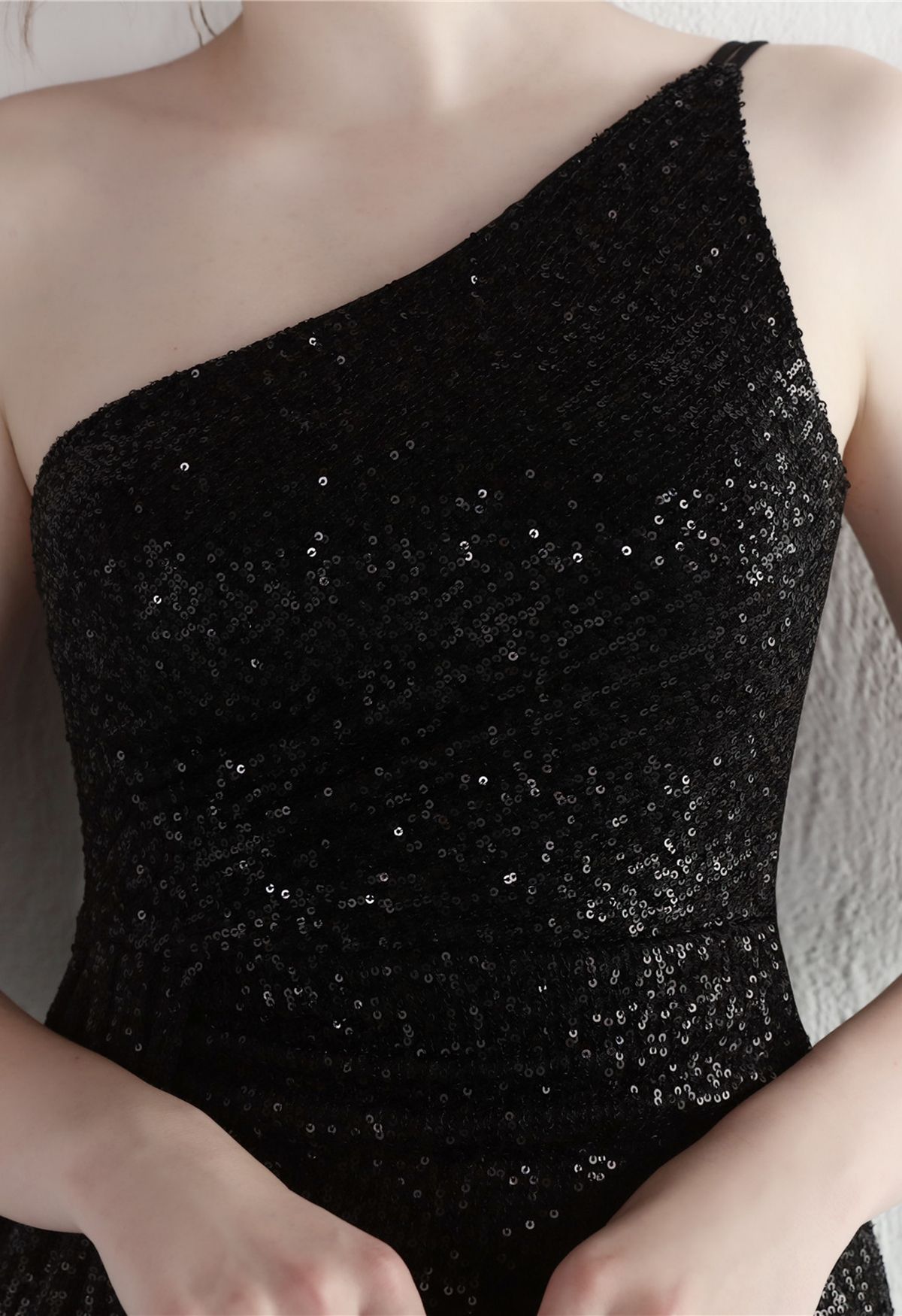 Kleid mit Pailletten und hohem Schlitz an einer Schulter in Schwarz