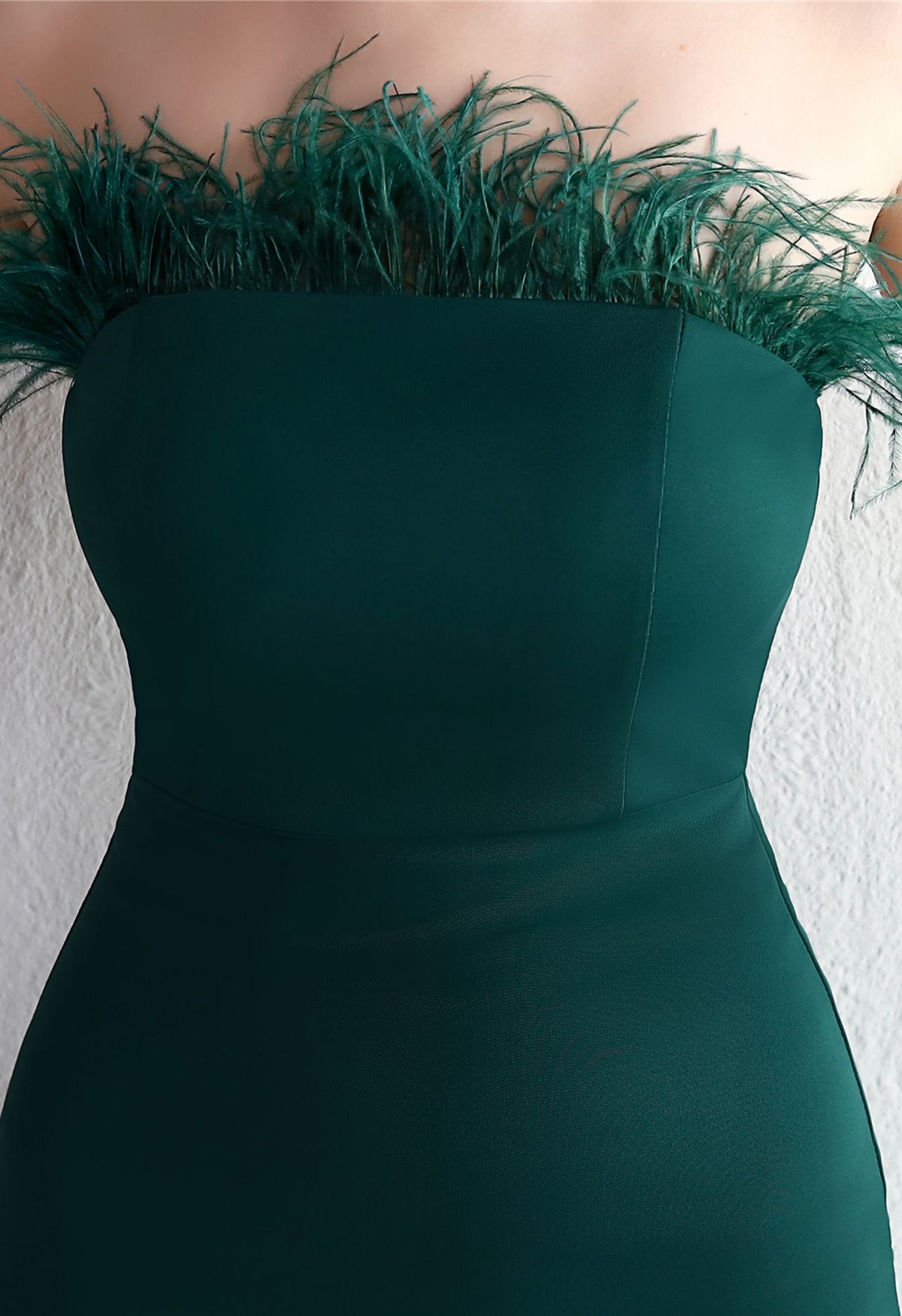 Trägerloses, geschlitztes Kleid mit Federbesatz in Smaragdgrün