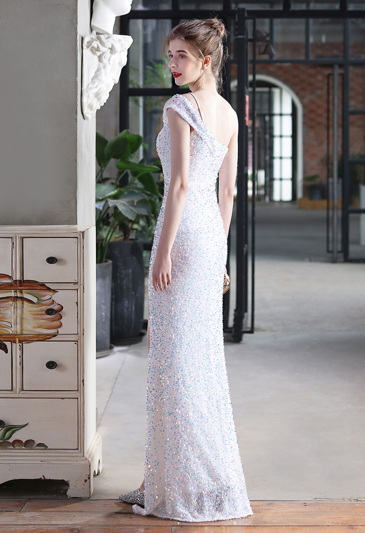 Abendliche Eleganz Pailletten One-Shoulder-Kleid mit Schlitz in Weiß