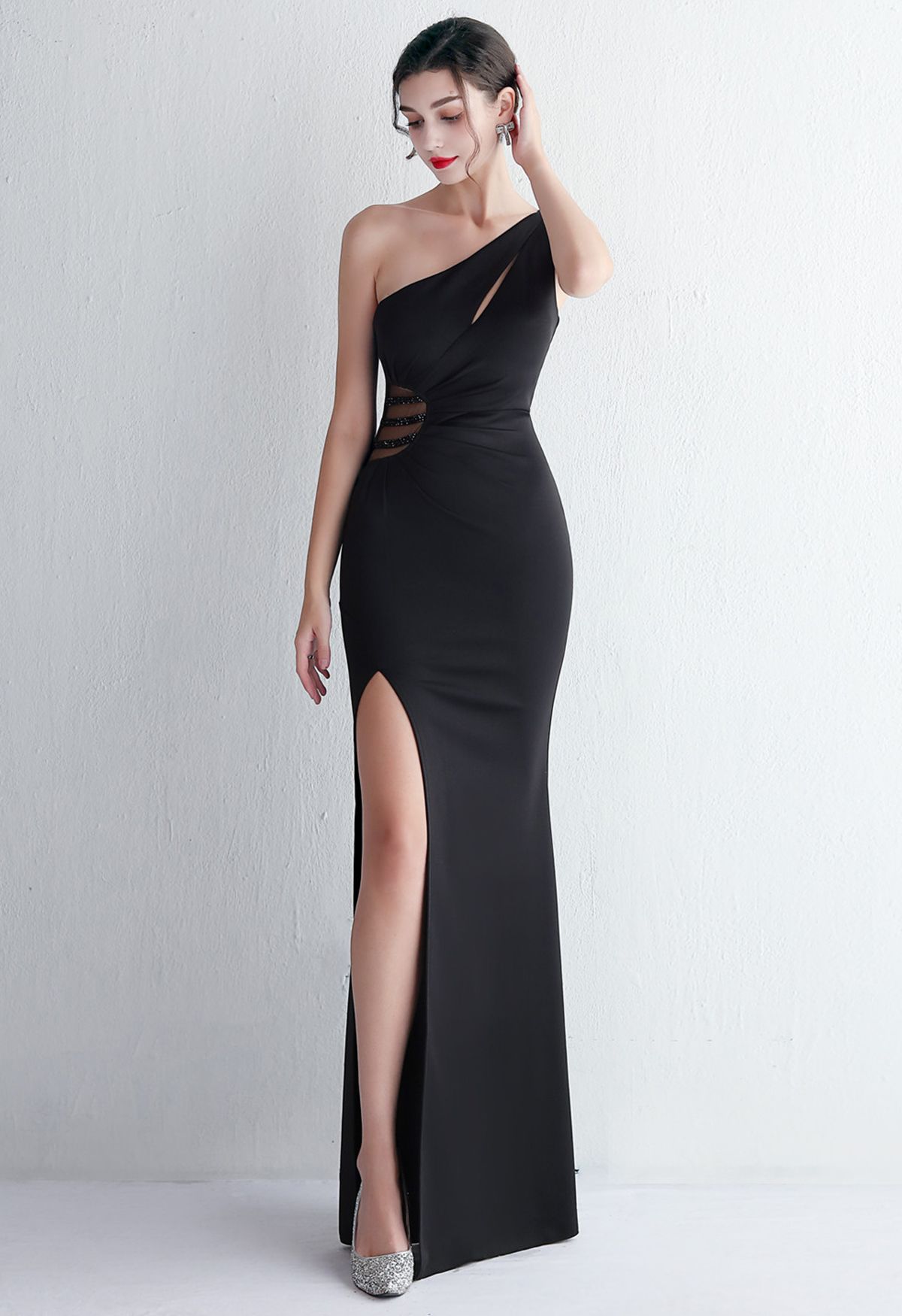 Ein-Schulter-Ausschnitt-Schlitz-Kleid in Schwarz