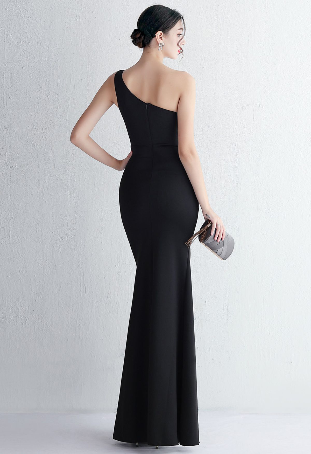 Ein-Schulter-Ausschnitt-Schlitz-Kleid in Schwarz