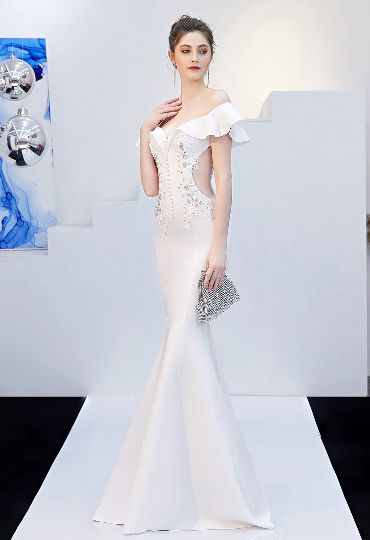 Gerüschtes Off-Shoulder-Stickerei-Meerjungfrauenkleid in Weiß
