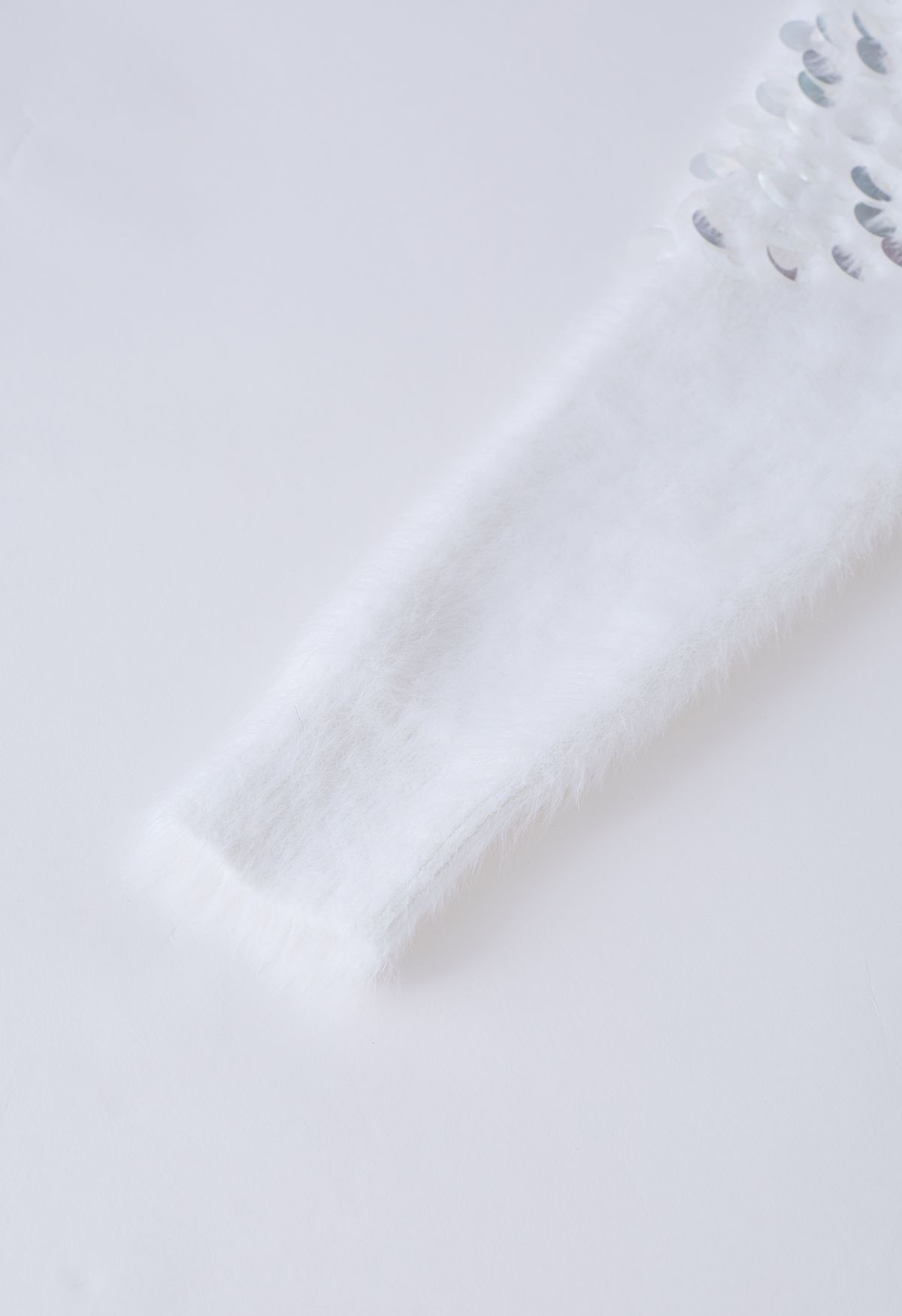 Flauschiger, geknöpfter Crop-Cardigan mit V-Ausschnitt und Pailletten in Weiß