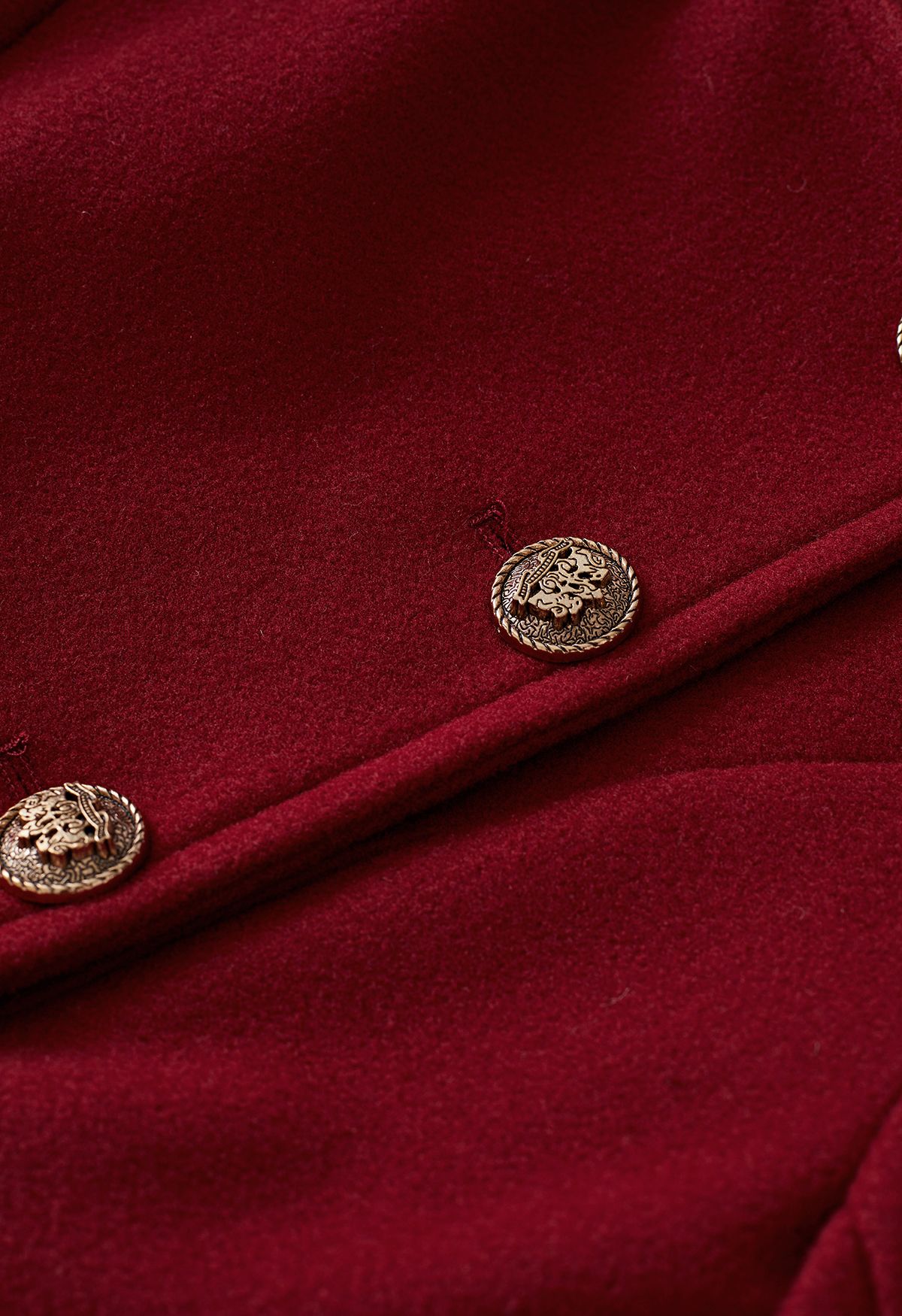 Modischer, langer Mantel aus Wollmischung mit goldenen Knöpfen in Rot