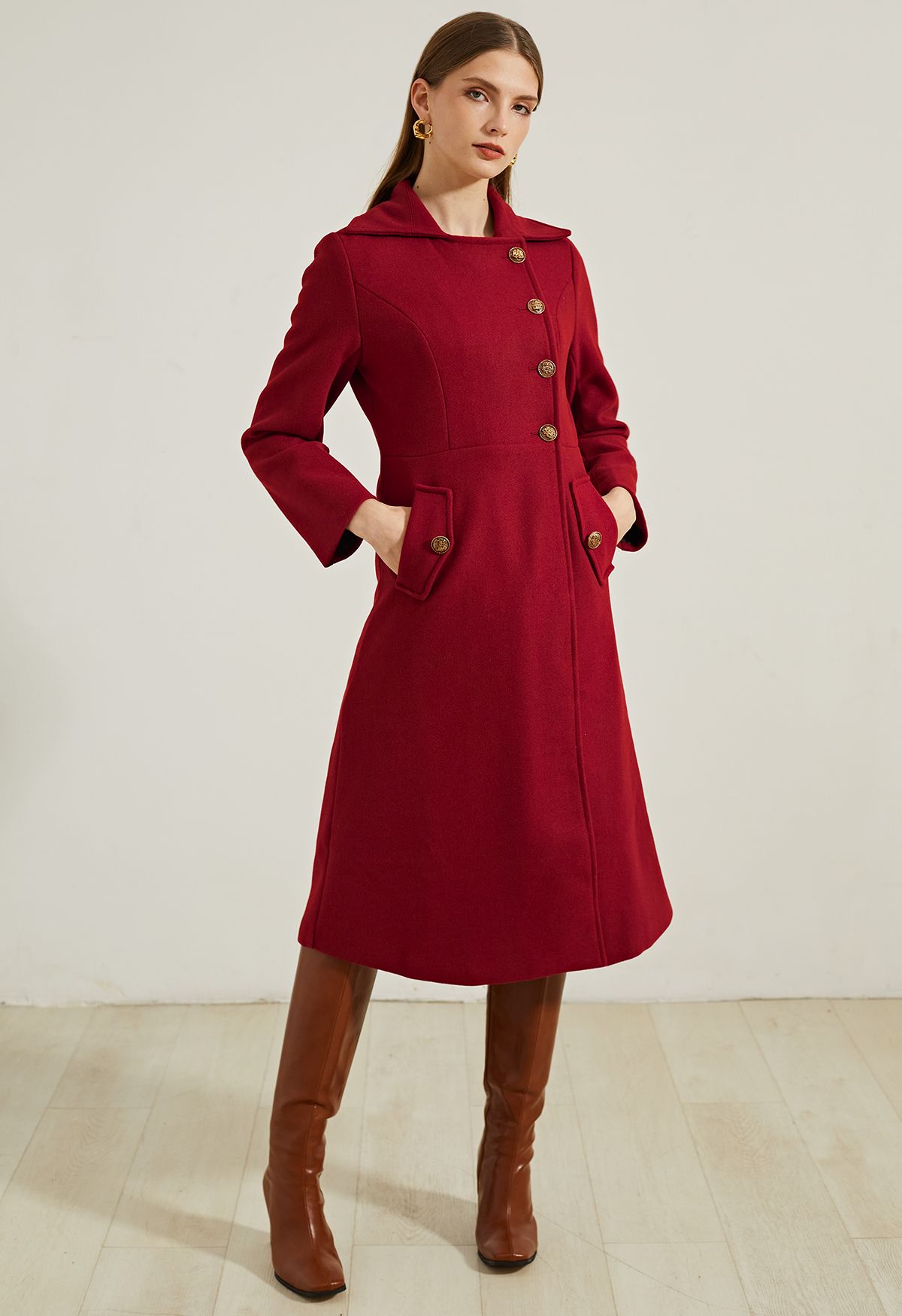 Modischer, langer Mantel aus Wollmischung mit goldenen Knöpfen in Rot