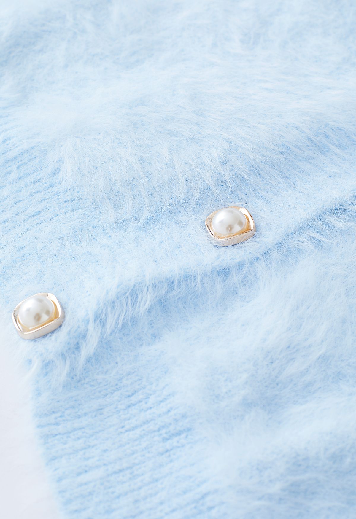 Fuzzy Cami Top und Pearly Buttoned Cardigan im Set in Babyblau