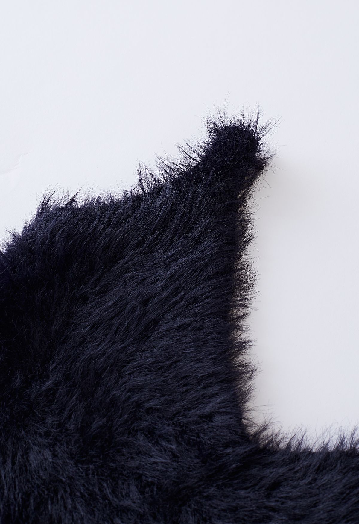 Fuzzy Cami Top und Pearly Buttoned Cardigan Set in Schwarz