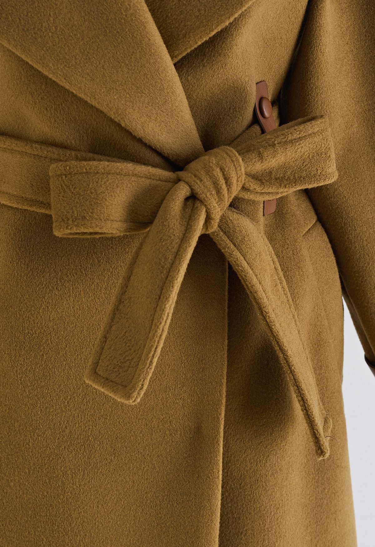 Langer Mantel aus Wollmischung mit Gürtel in Senf