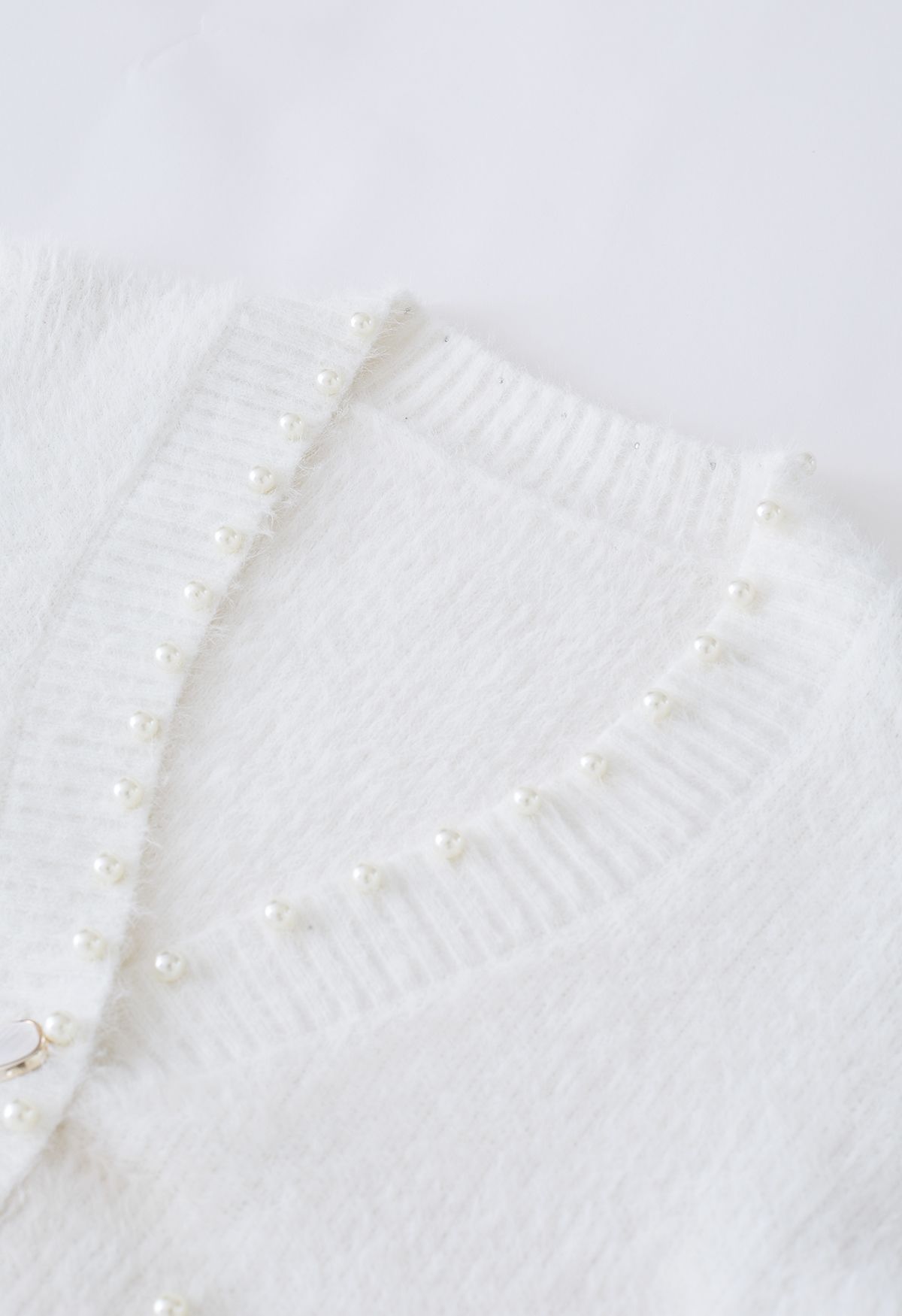 Fuzzy-Strickjacke mit Perlenbesatz und Tasche in Weiß