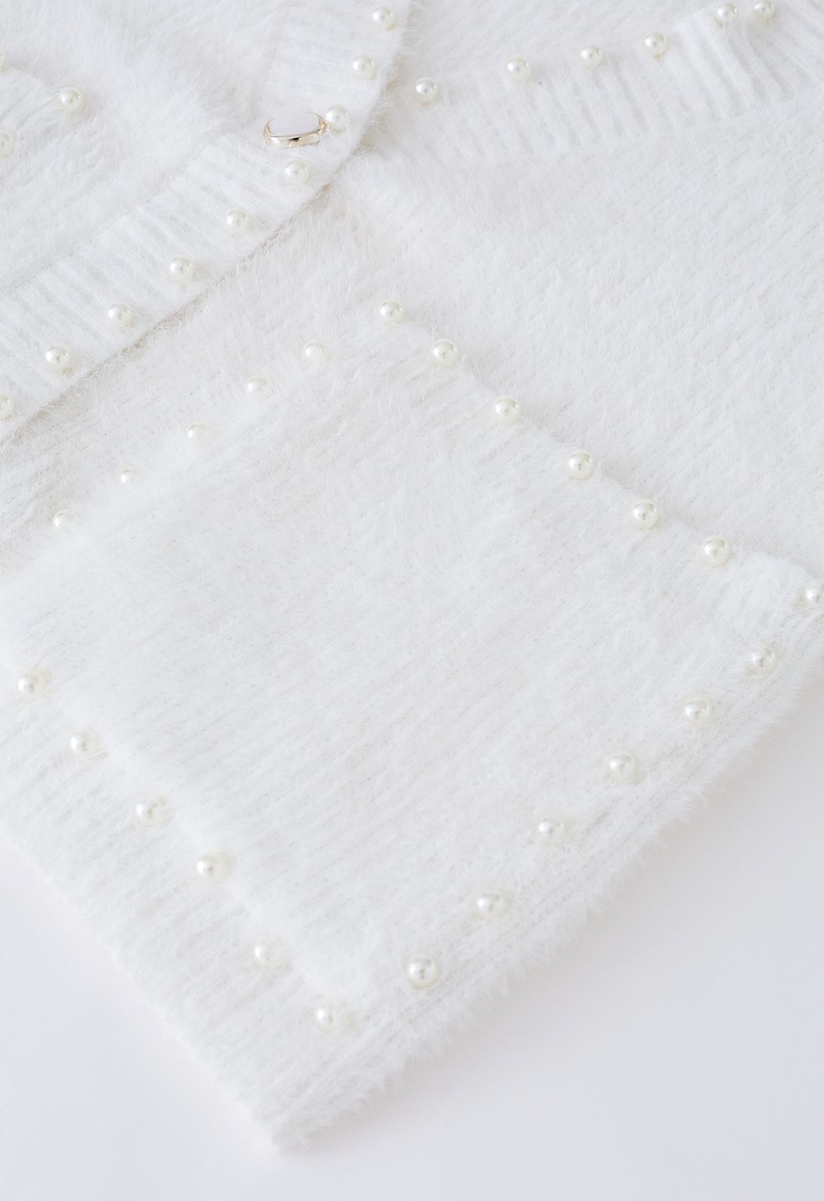 Fuzzy-Strickjacke mit Perlenbesatz und Tasche in Weiß