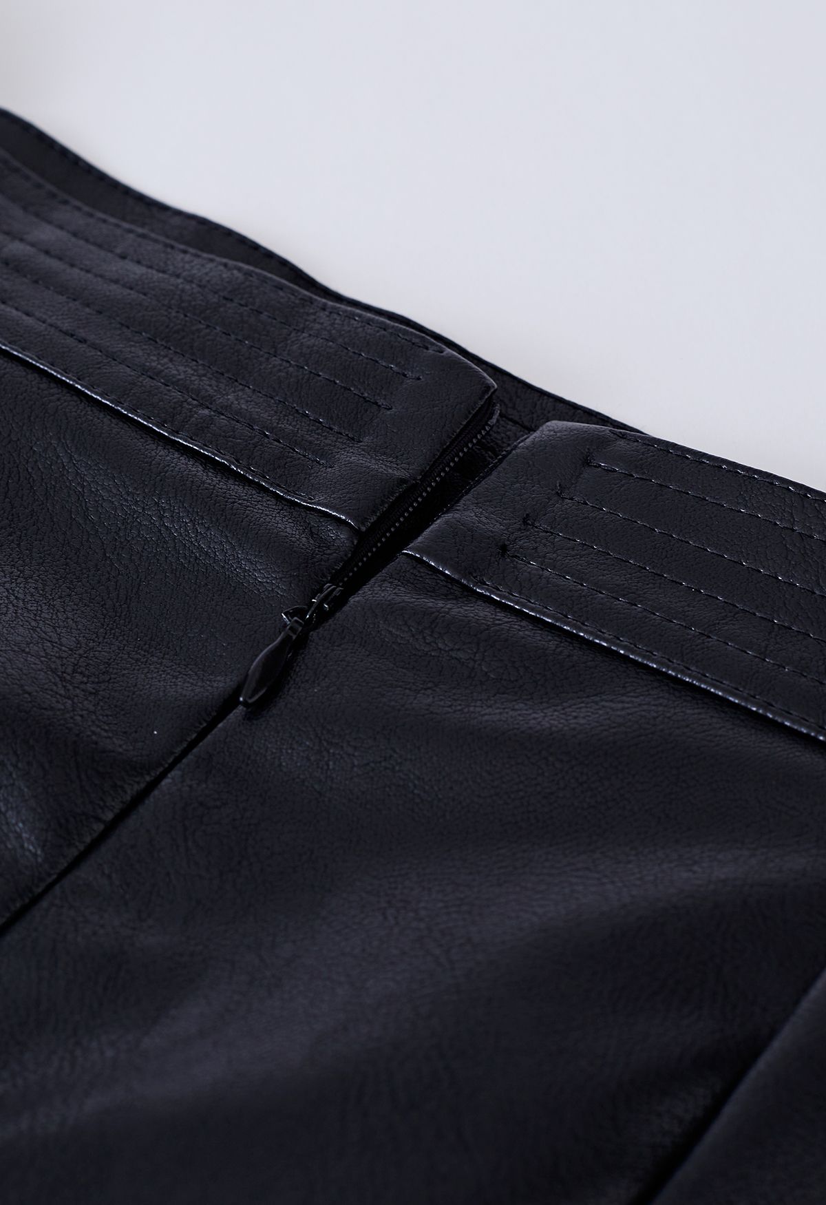 Raffinierter Knospenrock aus Kunstleder mit Klappe in Schwarz