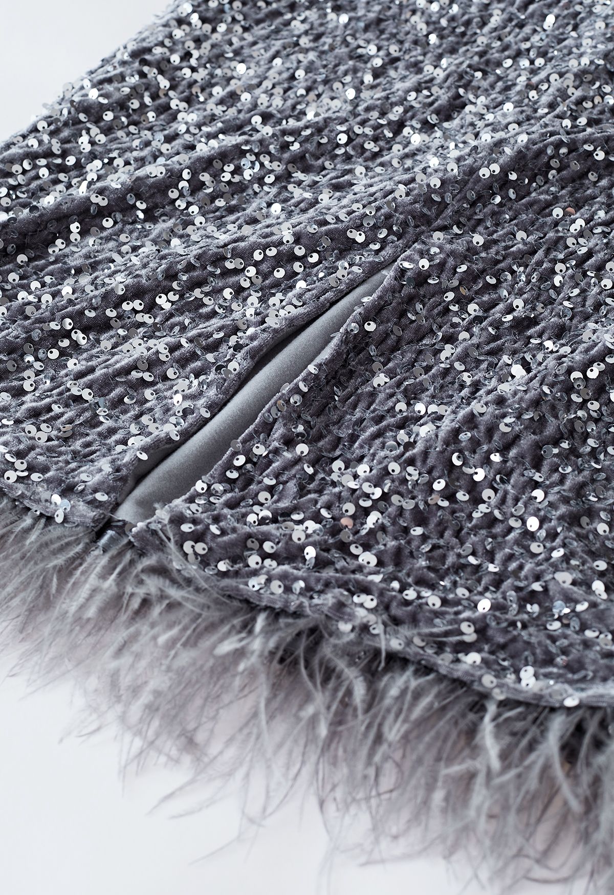 Bleistiftrock aus Samt mit Pailletten und gefiedertem Saum in Grau