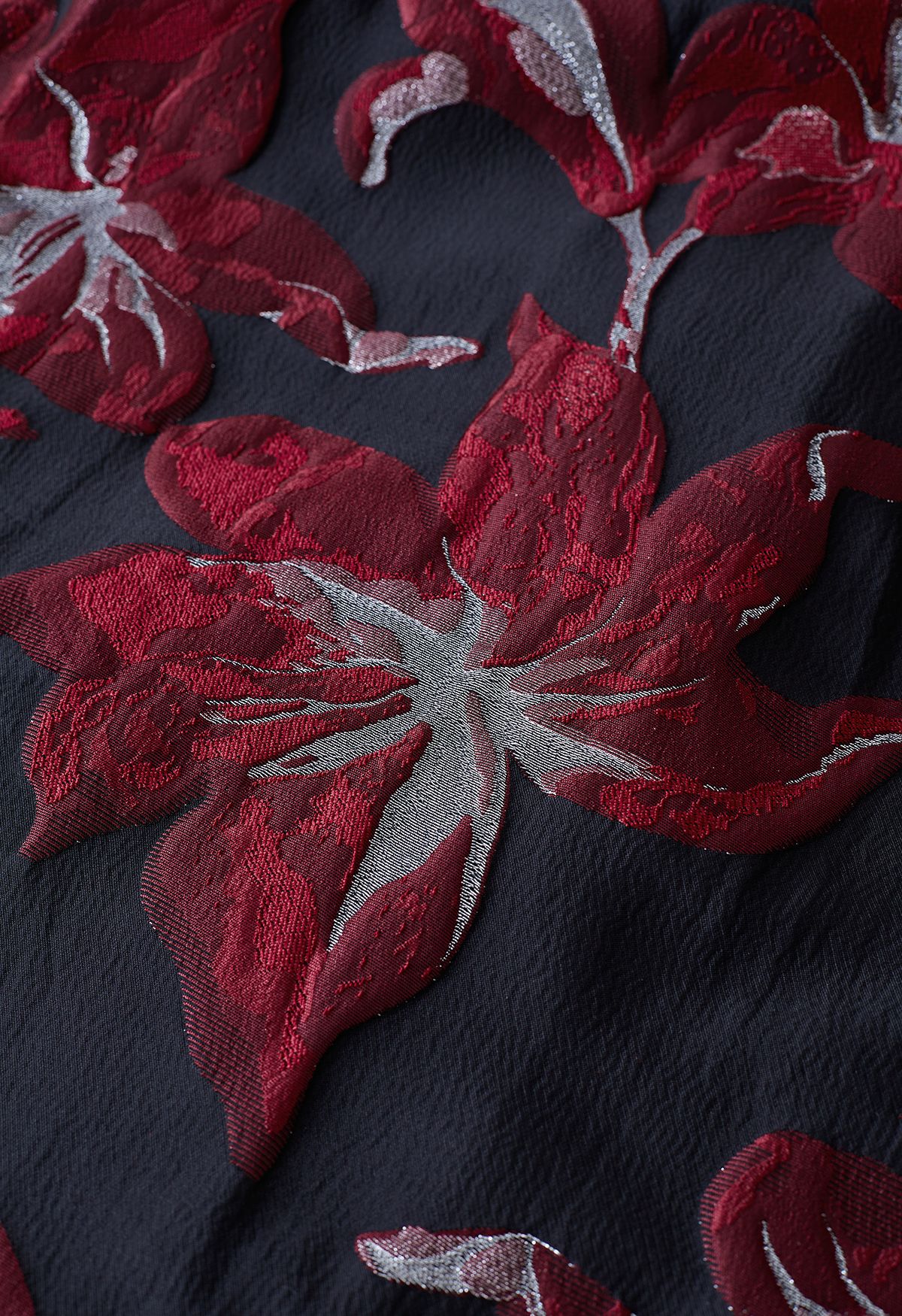 Lily Blossom Metallic-Jacquard-Midirock in Rot