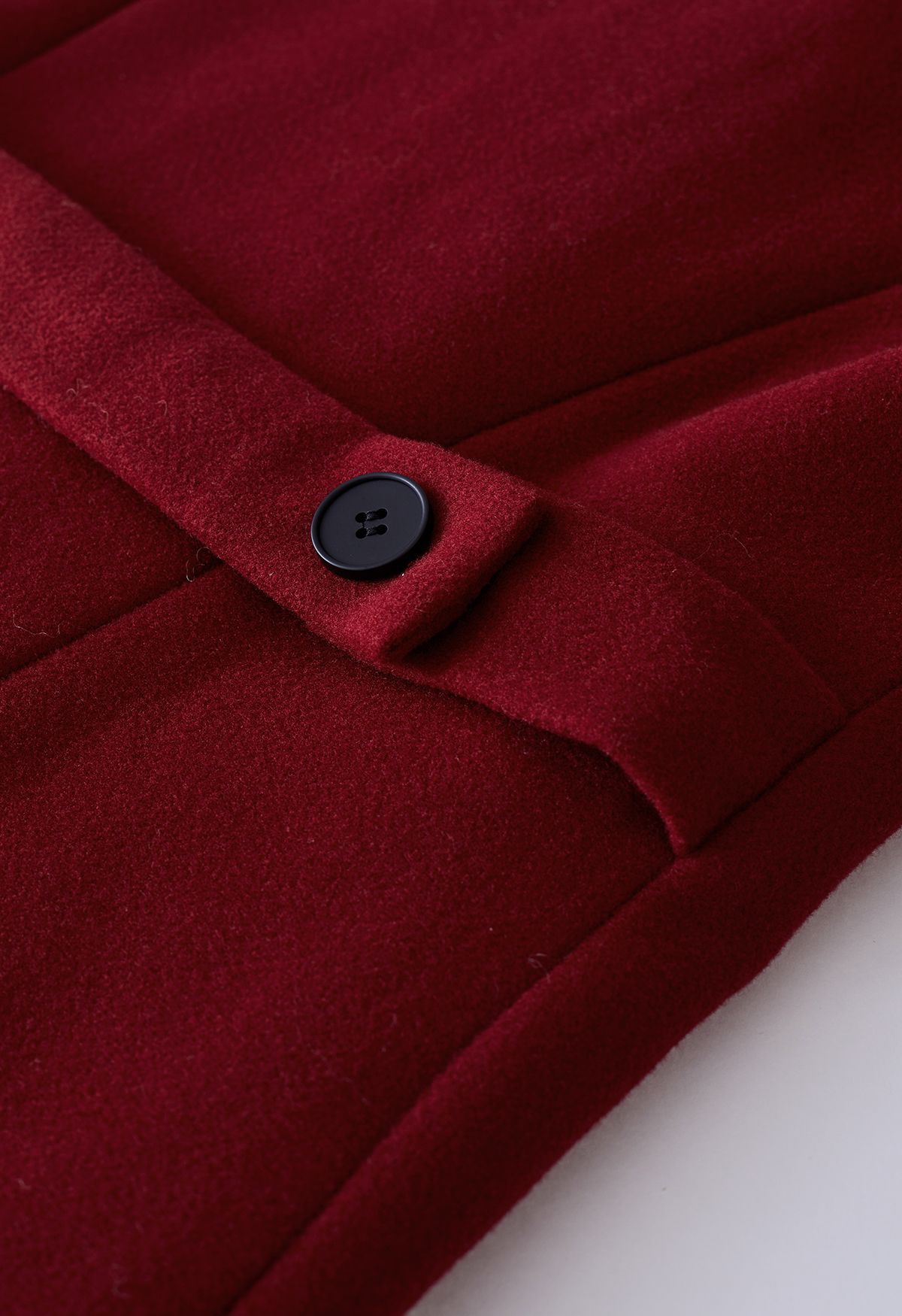 Zweireihiger, ausgestellter, langer Mantel mit breitem Revers in Rot