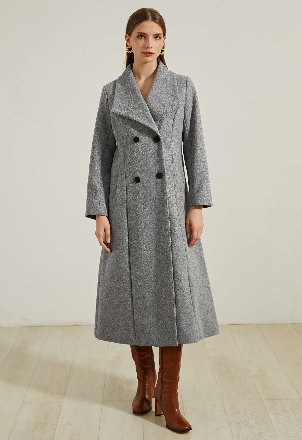 Zweireihiger, ausgestellter, langer Mantel mit breitem Revers in Grau