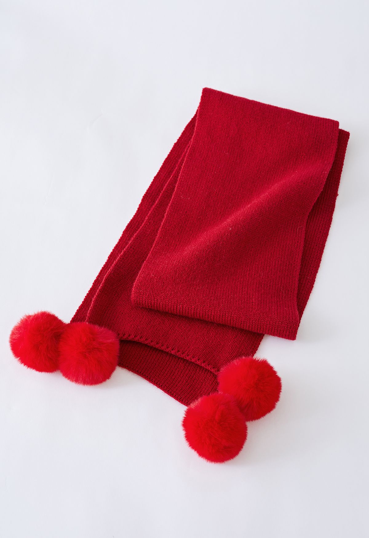 Geflochtener Strickpullover mit Pom-Pom-Schal in Rot