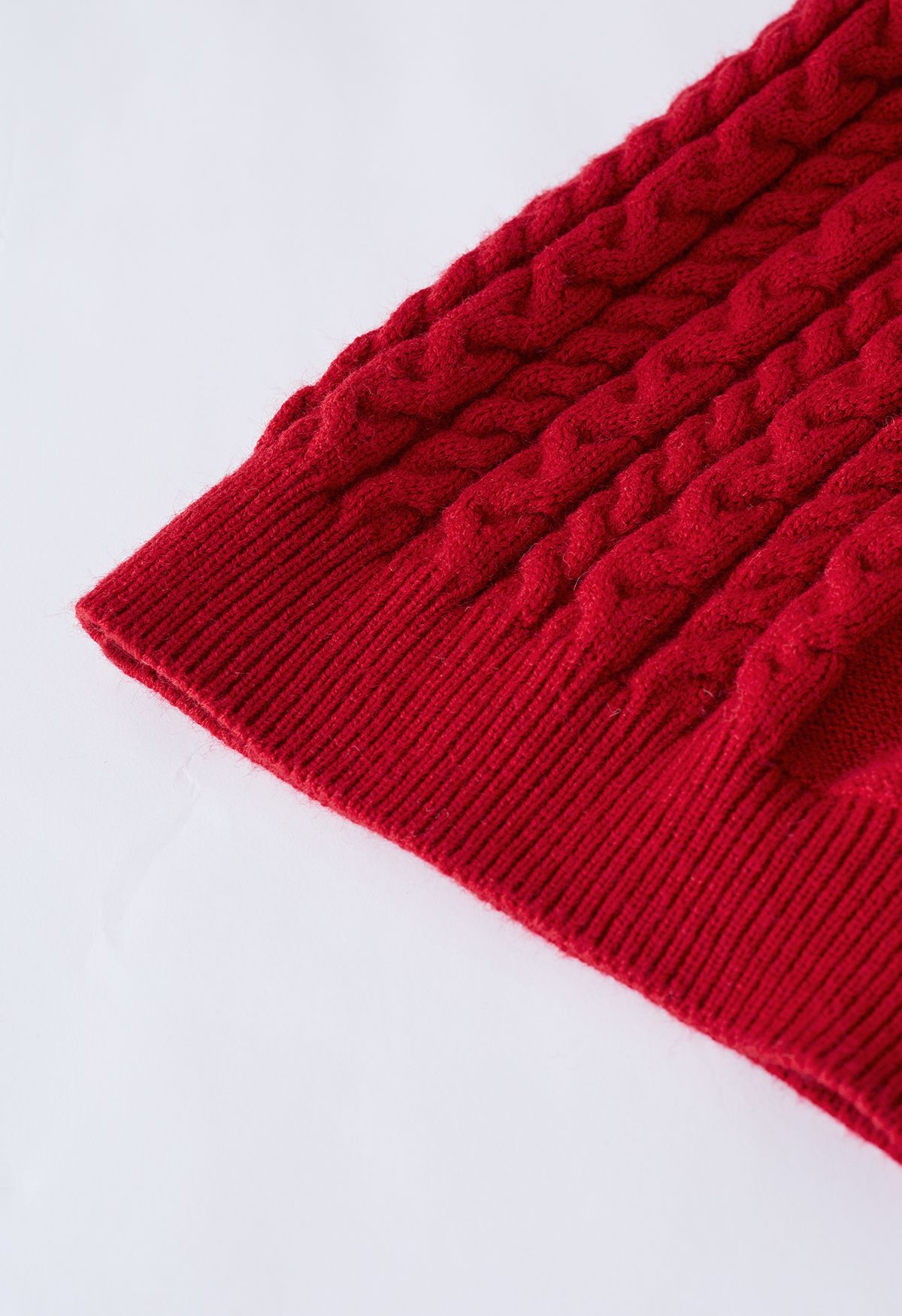 Geflochtener Strickpullover mit Pom-Pom-Schal in Rot