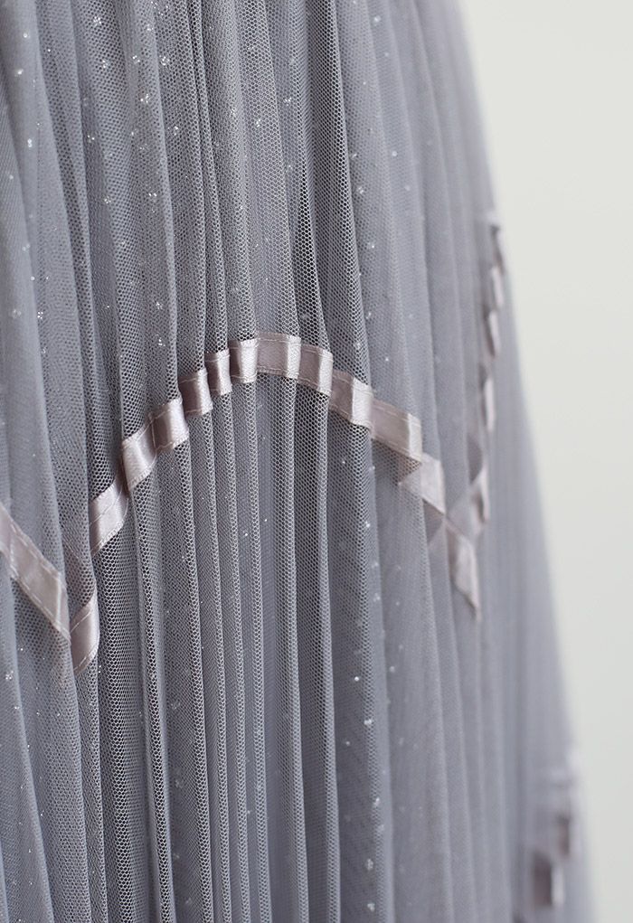 Grauer Netzrock mit überbackenem Band und schimmernden Punkten
