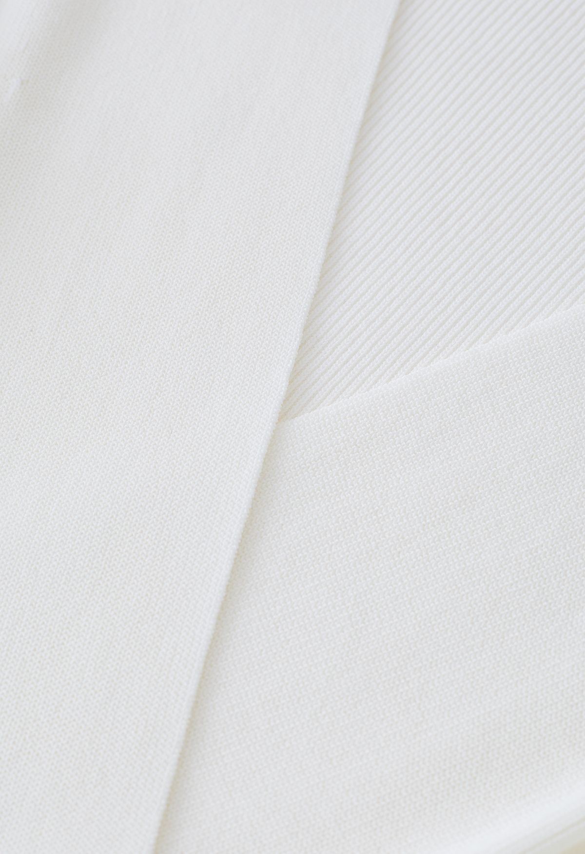 Pearl Puff Sleeve Spliced Faux-Wrap Top in Weiß