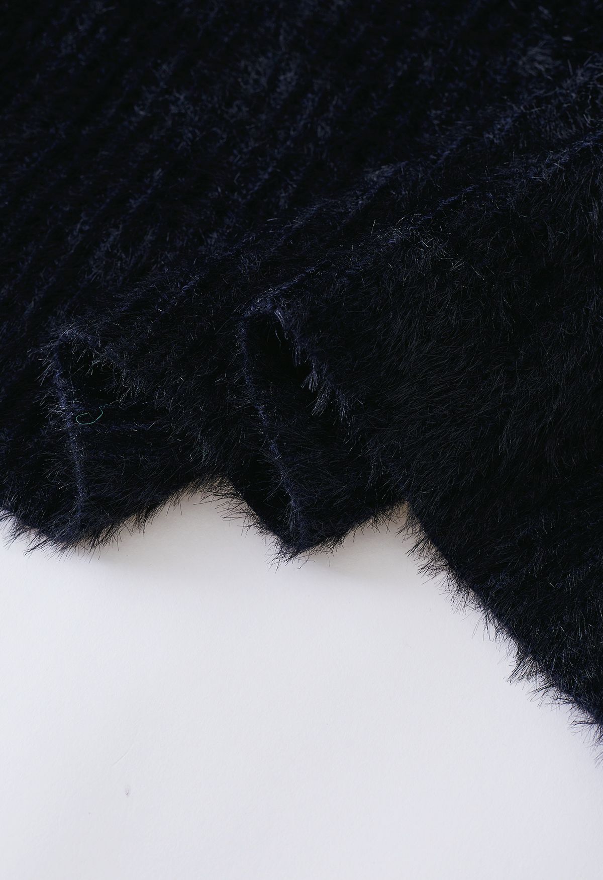 Ein-Schulter-Fuzzy-Strickoberteil und Strickjacke im Set in Schwarz