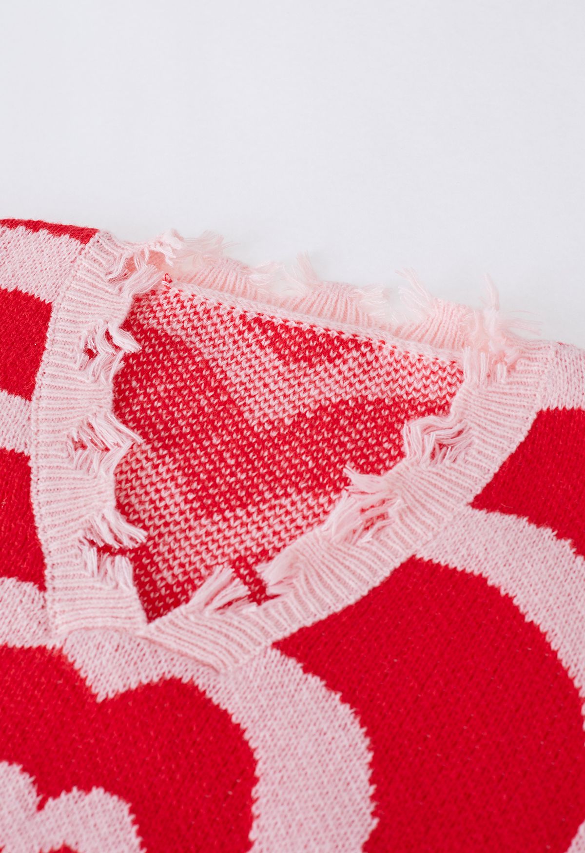 Mehrschichtiger Herz-Strickpullover mit ausgefransten Kanten in Rot