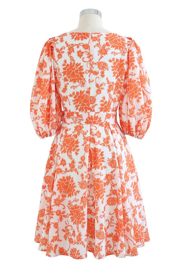 Göttliche Blumenrebe bedrucktes Kleid mit V-Ausschnitt in Orangefarben