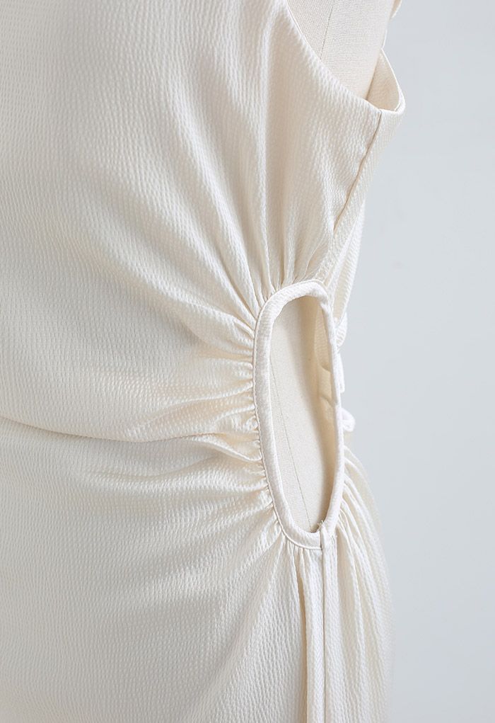Strukturiertes Cami-Kleid mit Cutout-Taille in Perlweiß