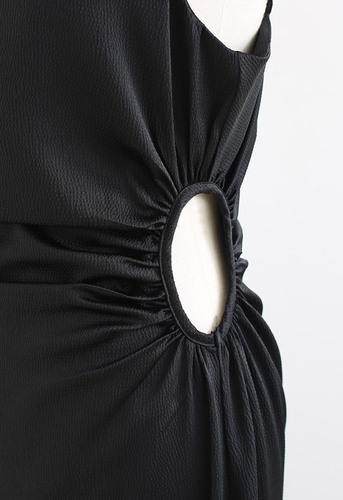 Strukturiertes Camisole-Kleid mit Ausschnitt in der Taille in Schwarz