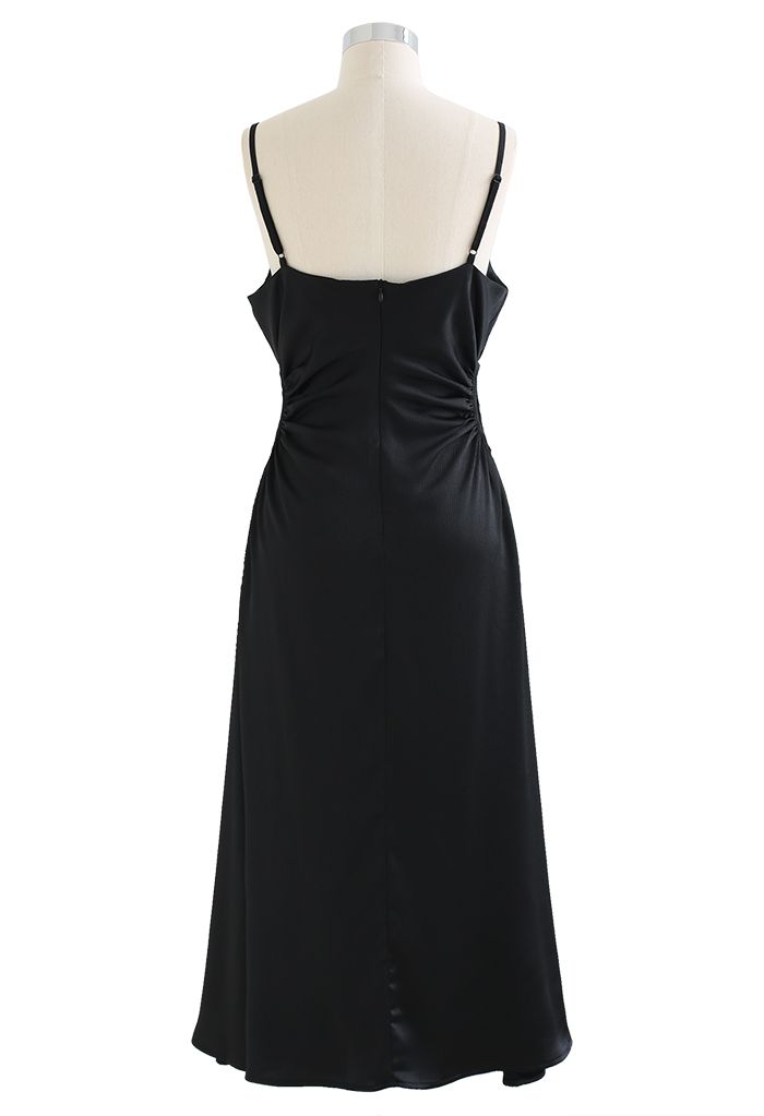 Strukturiertes Camisole-Kleid mit Ausschnitt in der Taille in Schwarz