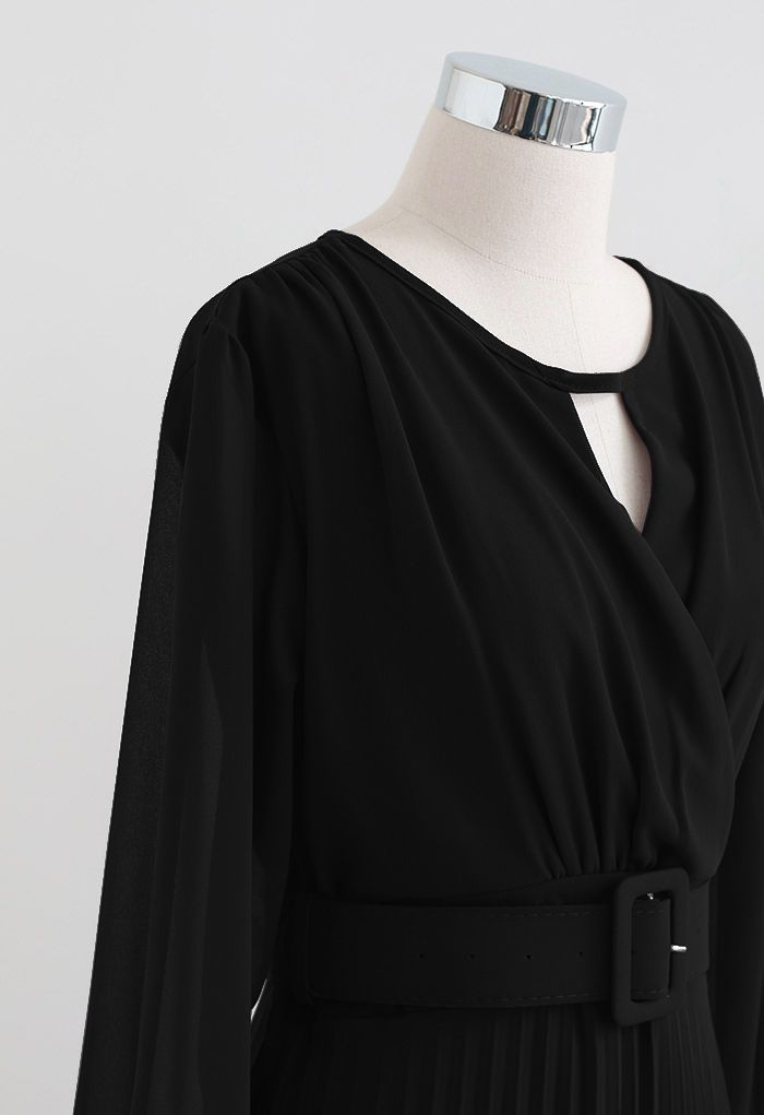 Fließendes, plissiertes Maxi-Wickelkleid aus Chiffon in Schwarz
