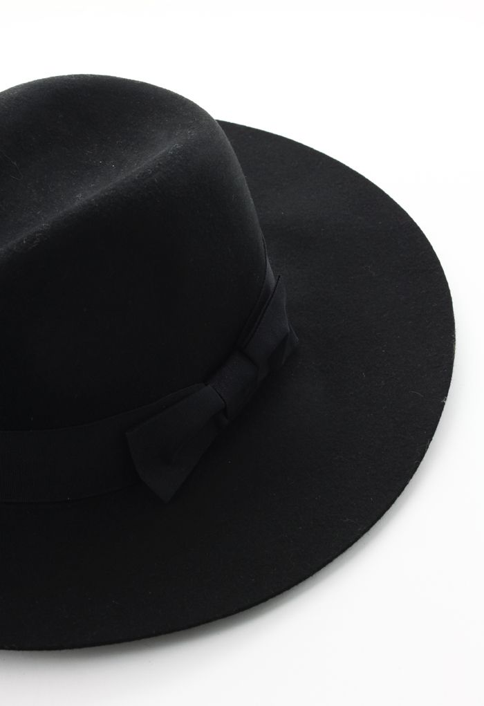 Eleganter schwarzer Hut mit Diskette