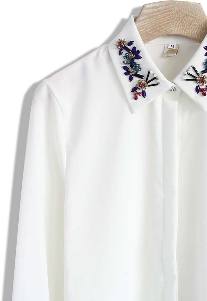 Hals mit Perlen verziert, weißes Hemd