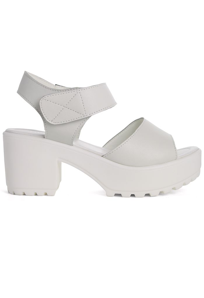 Sandaletten mit hohem Absatz aus weißem Leder