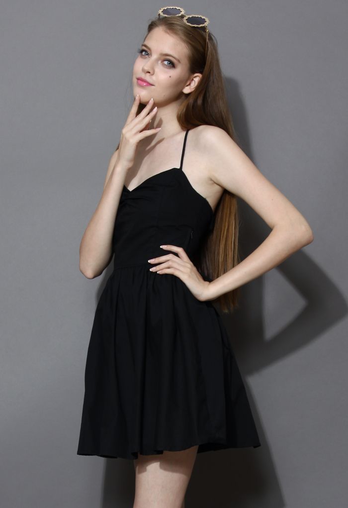 Revitalisiertes verstellbares schwarzes Kleid mit gekreuzten Trägern auf dem Rücken