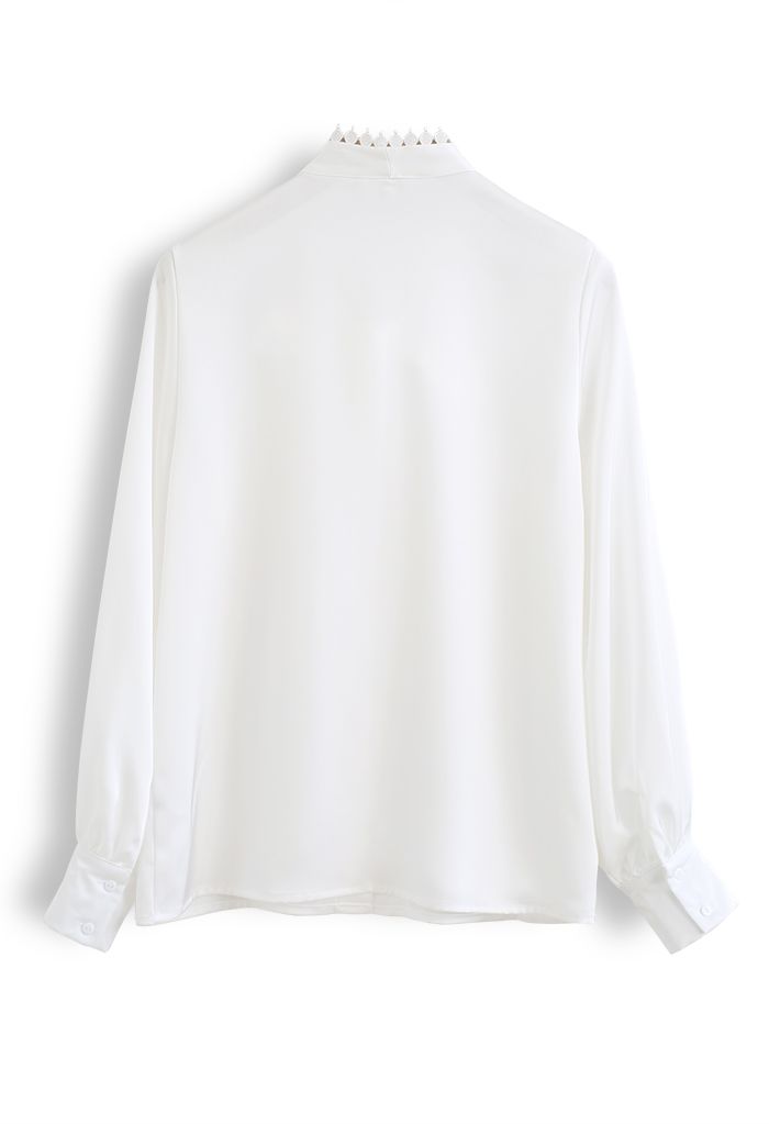 Gehäkeltes Satin-Hemd mit Bowknot in Weiß